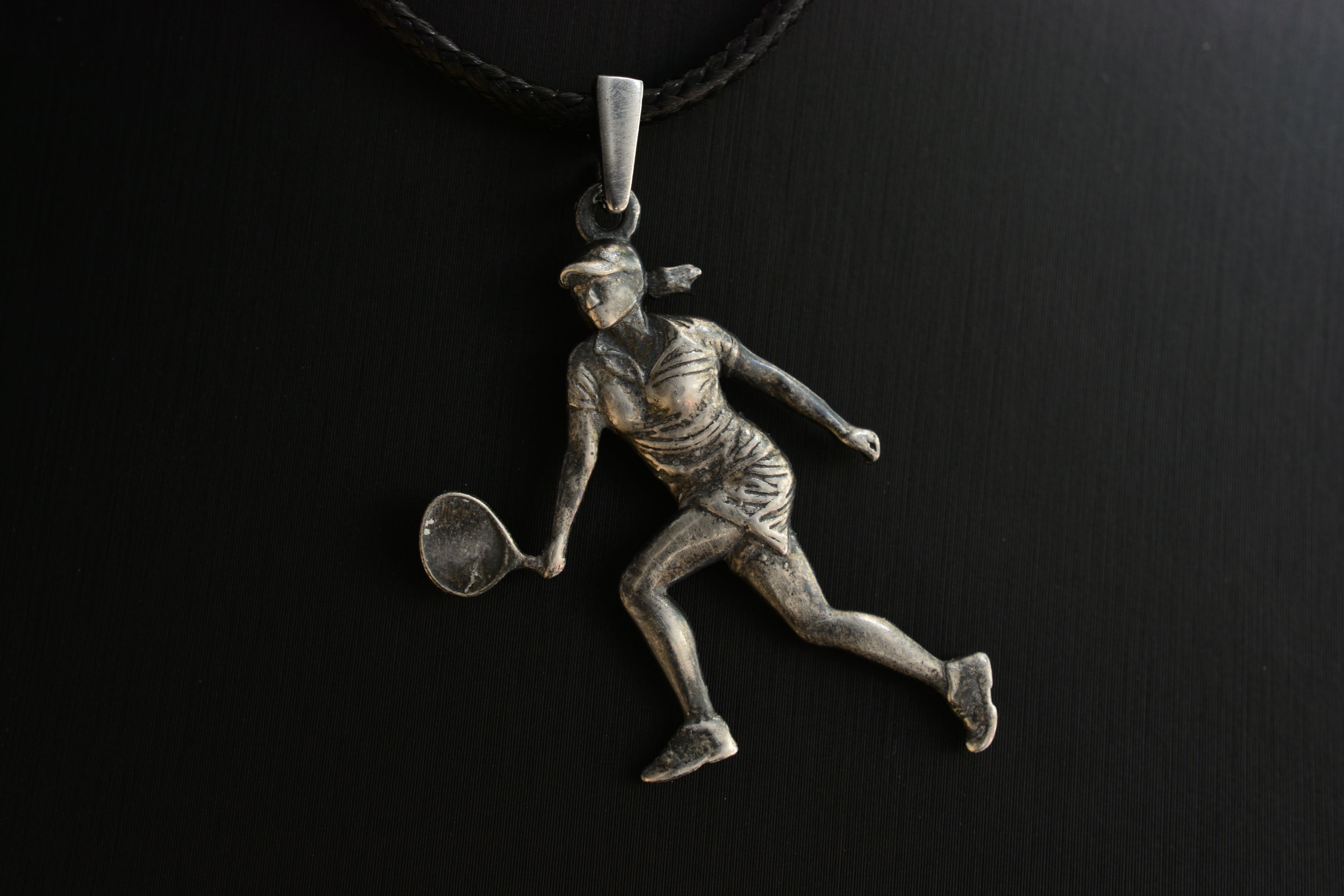 Тенис – Дамски спортен медальон от сребро 925 с частично позлатено покритие – Ръчно изработено бижу – Идеален подарък за жена, фенка на тениса – SSJ