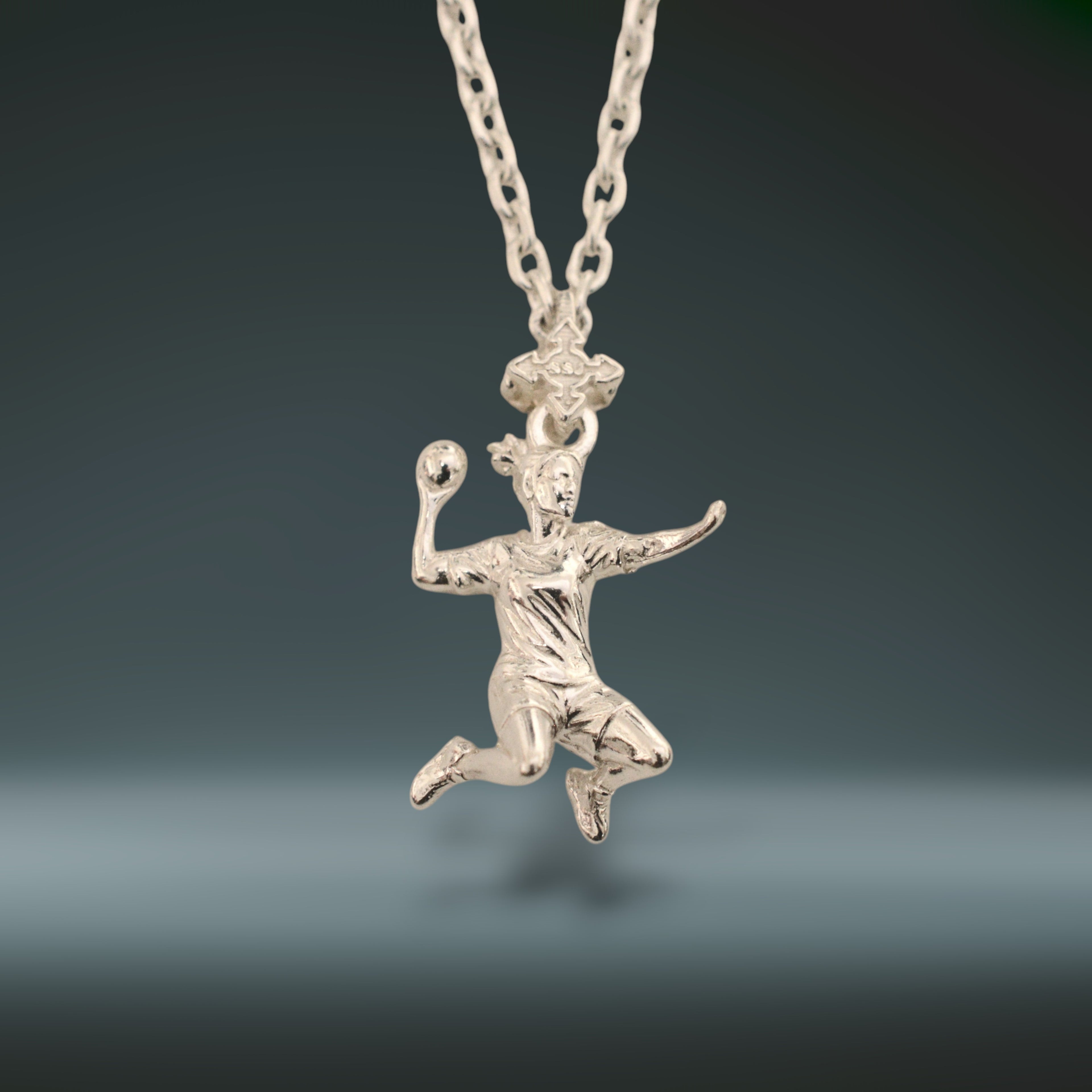 Сребърен медальон 925 хандбал – жена хандбалист полиран