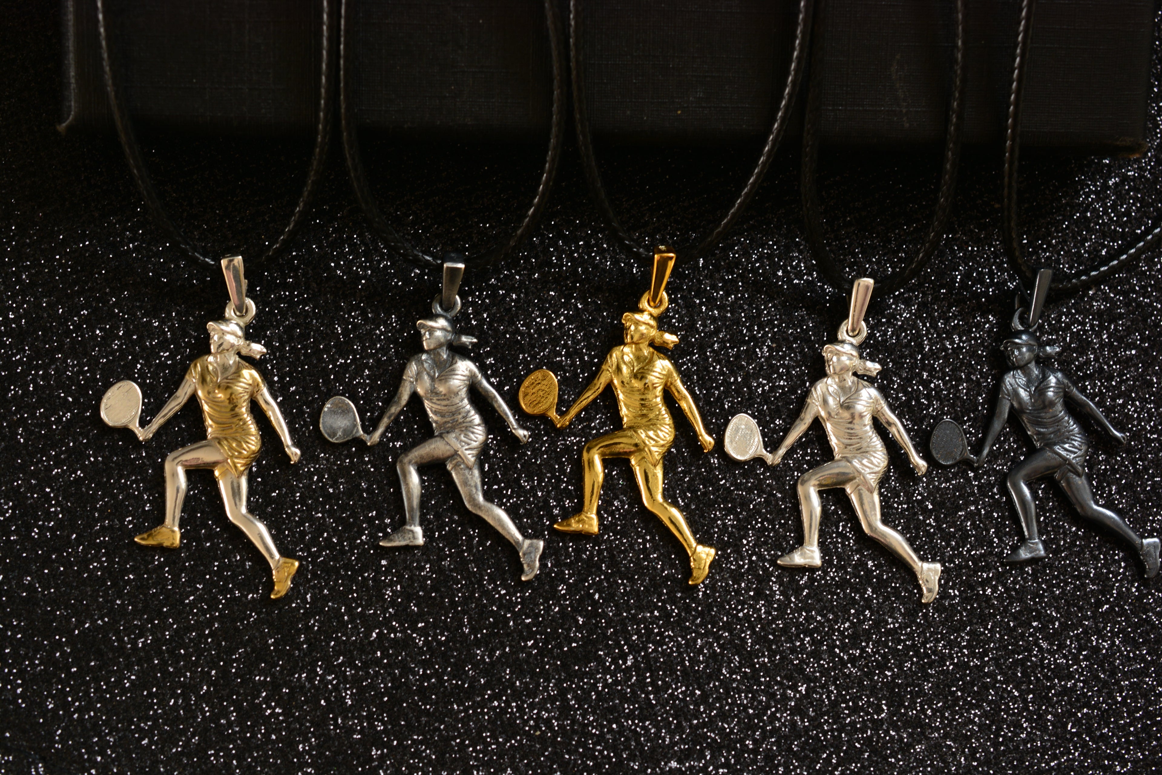 Тенис – Дамски спортен медальон от сребро 925 с частично позлатено покритие – Ръчно изработено бижу – Идеален подарък за жена, фенка на тениса – SSJ