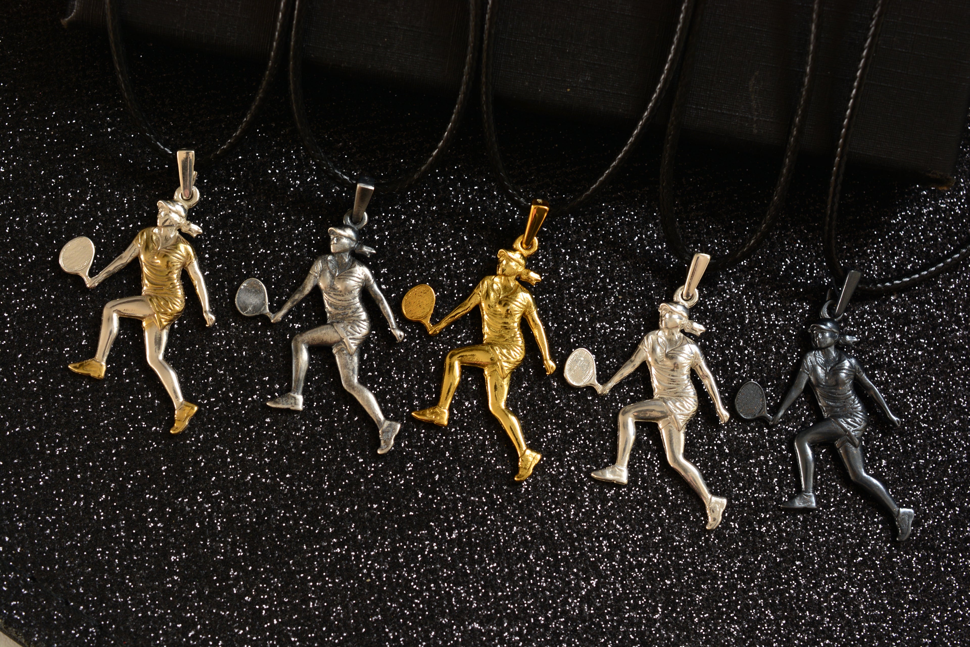 Тенис – Дамски спортен медальон от сребро 925 с частично позлатено покритие – Ръчно изработено бижу – Идеален подарък за жена, фенка на тениса – SSJ