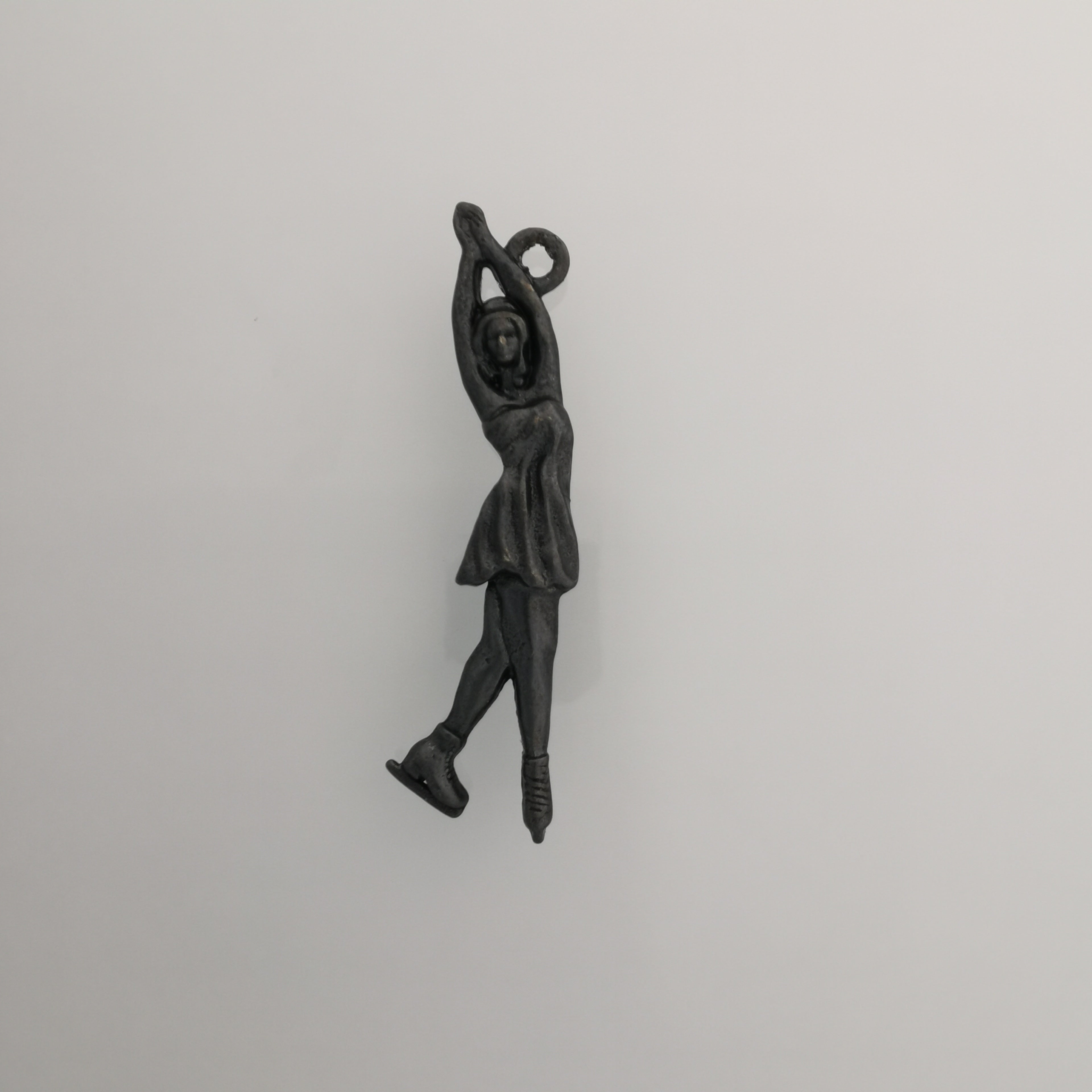 Фигурно пързаляне – Дамски спортен медальон от сребро 925 с винтидж покритие – Ръчно изработено спортно бижу – Идеален подарък за жена, фенка на фигурното пързаляне – SSJ