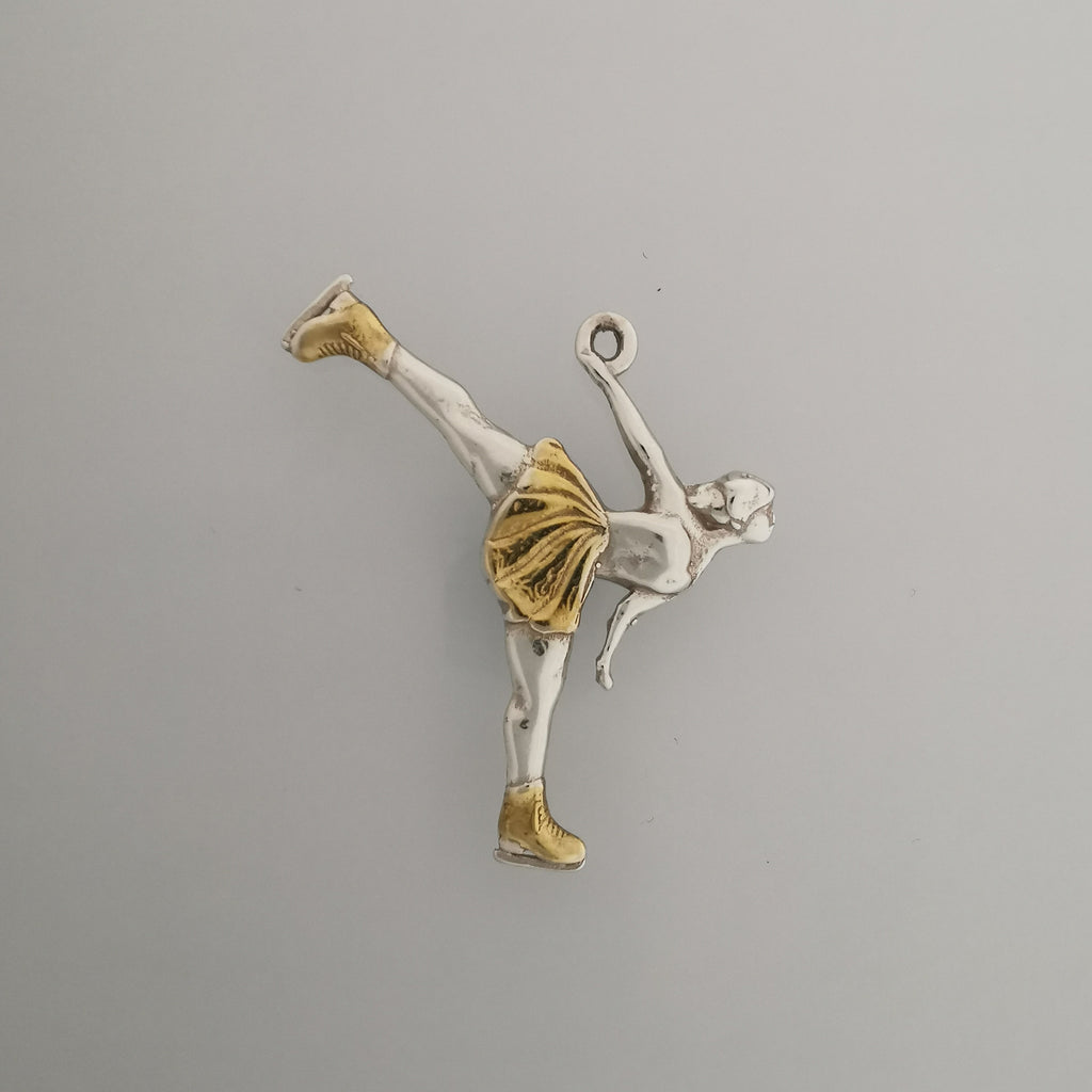 Фигурно пързаляне (спирала) – Дамски спортен медальон от сребро 925 с частично позлатено покритие – Ръчно изработено спортно бижу – Идеален подарък за жена, фенка на фигурното пързаляне – SSJ