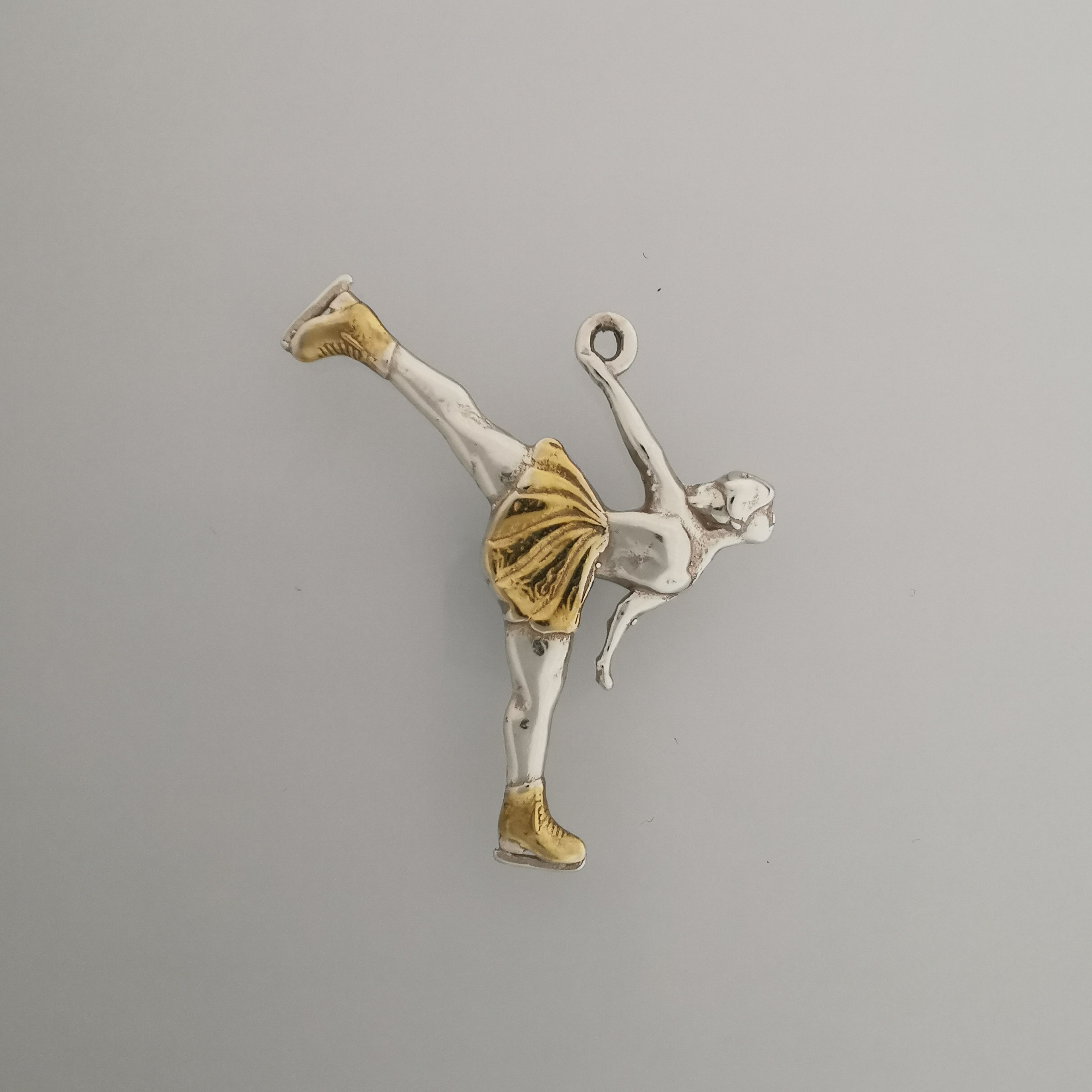 Фигурно пързаляне (спирала) – Дамски спортен медальон от сребро 925 с винтидж покритие – Ръчно изработено спортно бижу – Идеален подарък за жена, фенка на фигурното пързаляне – SSJ