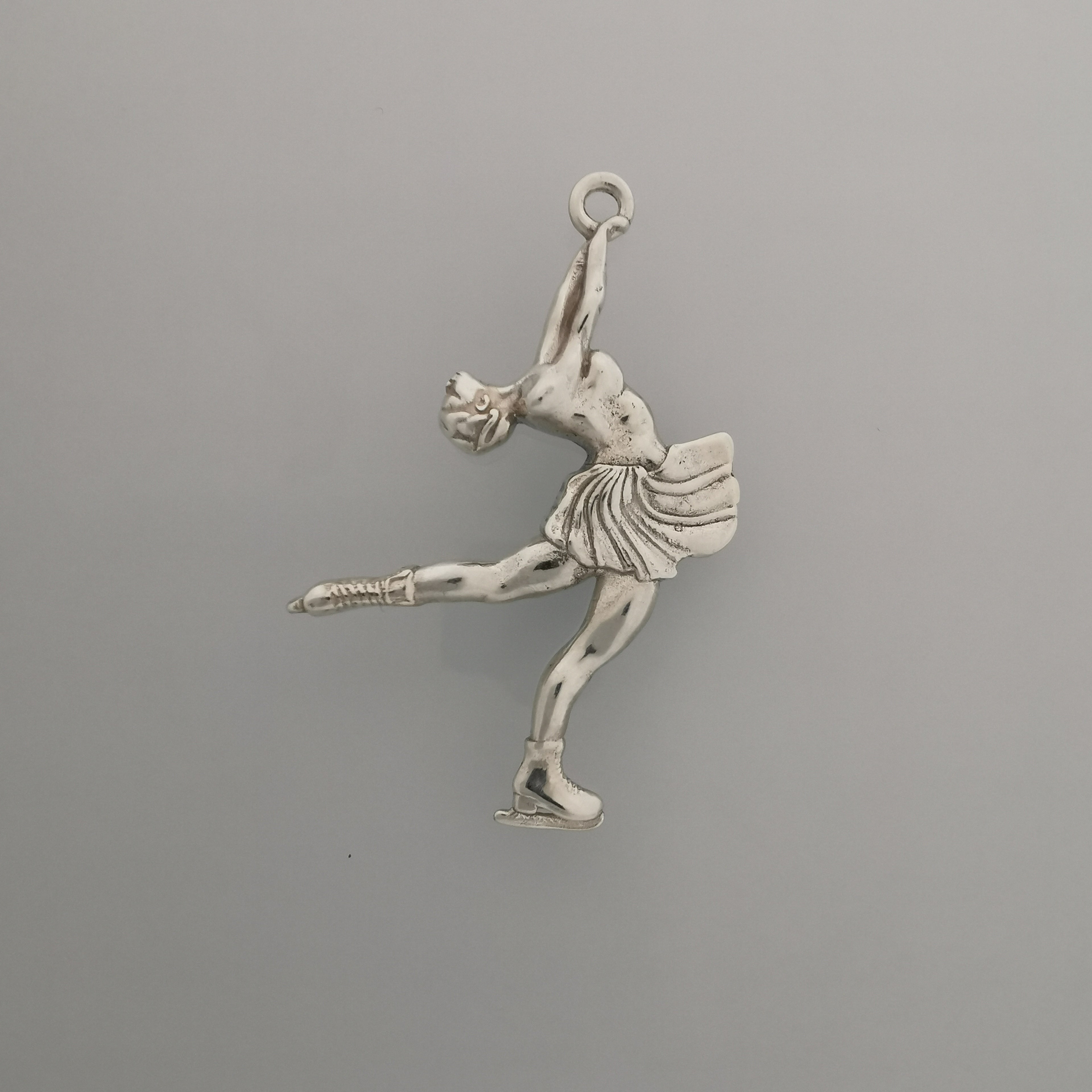 Фигурно пързаляне (пирует) – Дамски спортен медальон от сребро 925 с оксидирано покритие – Ръчно изработено спортно бижу – Идеален подарък за жена, фенка на фигурното пързаляне – SSJ