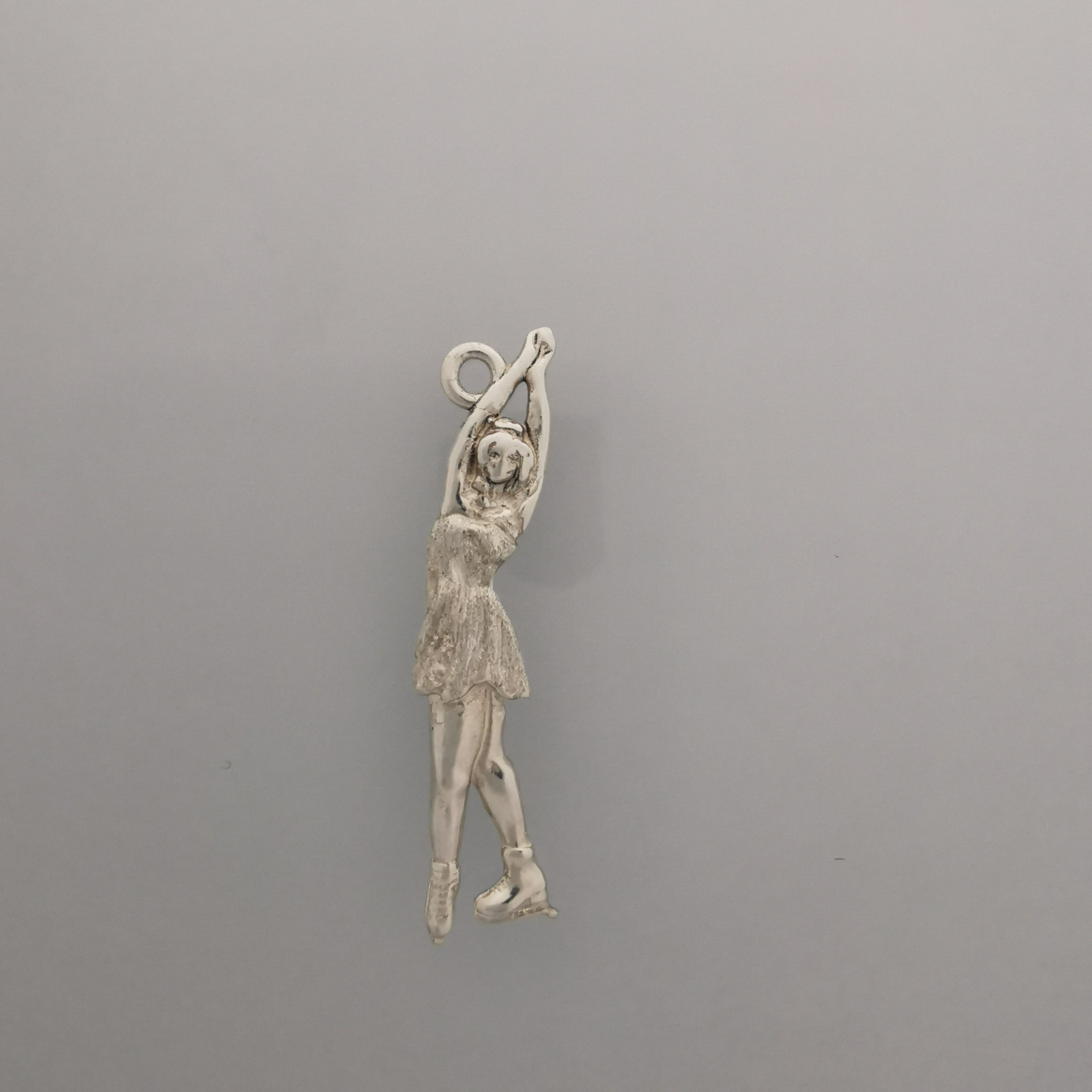 Фигурно пързаляне – Дамски спортен медальон от сребро 925 в класическо сребро – Ръчно изработено спортно бижу – Идеален подарък за жена, фенка на фигурното пързаляне – SSJ