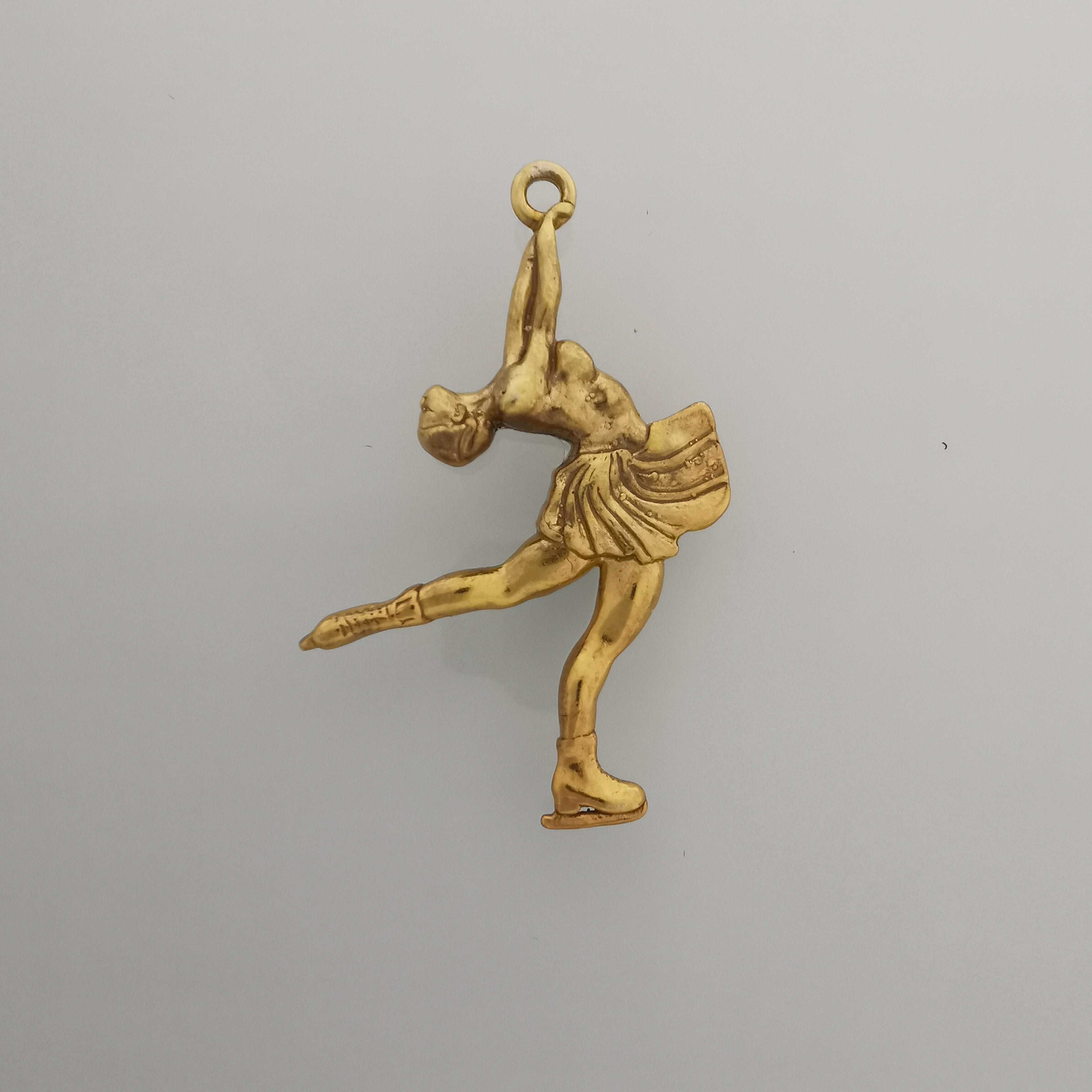 Фигурно пързаляне (пирует) – Дамски спортен медальон от сребро 925 с позлатено покритие – Ръчно изработено спортно бижу – Идеален подарък за жена, фенка на фигурното пързаляне – SSJ