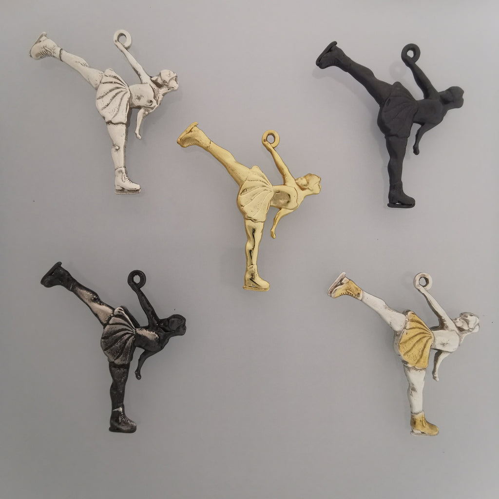 Фигурно пързаляне (спирала) – Дамски спортен медальон от сребро 925 с частично позлатено покритие – Ръчно изработено спортно бижу – Идеален подарък за жена, фенка на фигурното пързаляне – SSJ