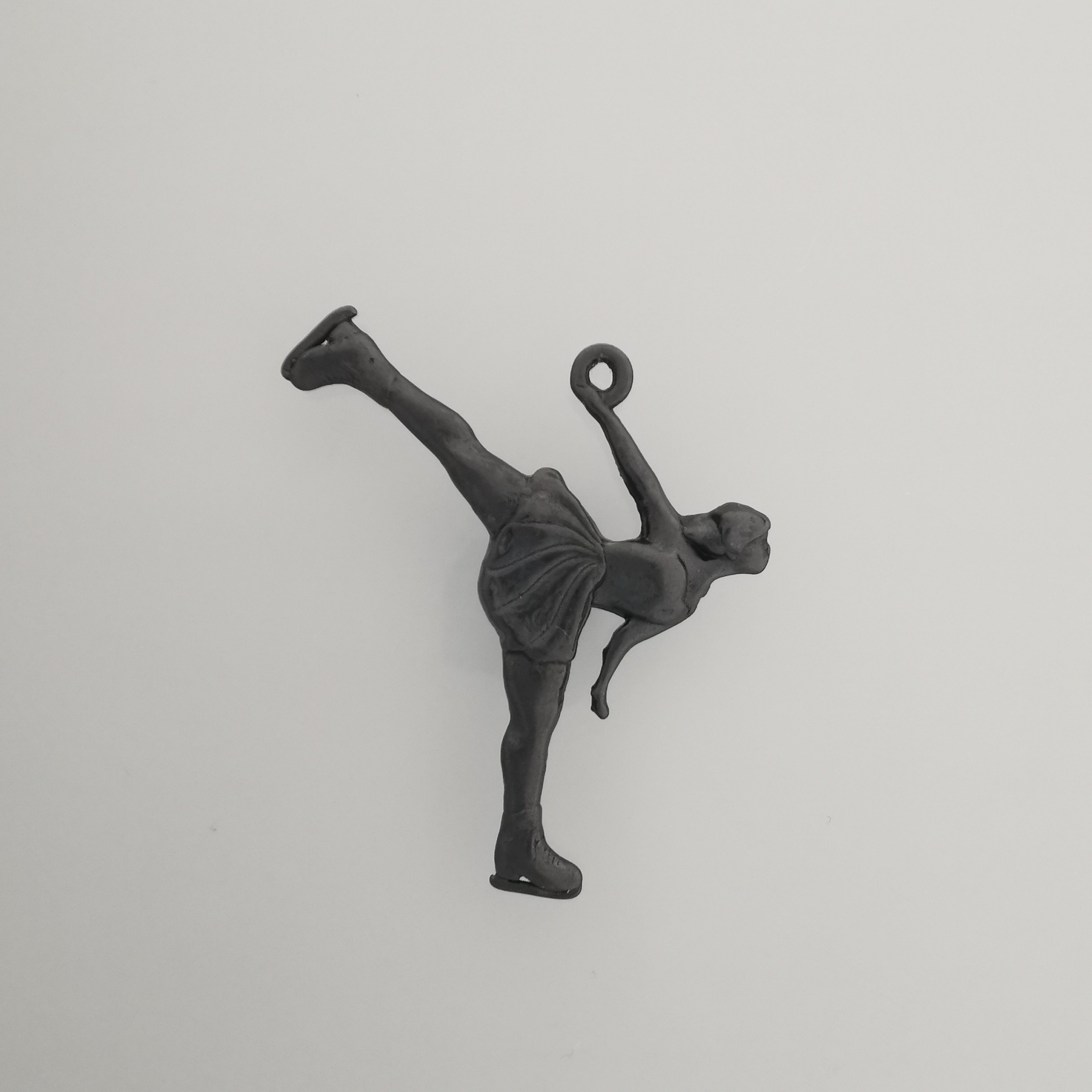 Фигурно пързаляне (спирала) – Дамски спортен медальон от сребро 925 с позлатено покритие – Ръчно изработено спортно бижу – Идеален подарък за жена, фенка на фигурното пързаляне – SSJ