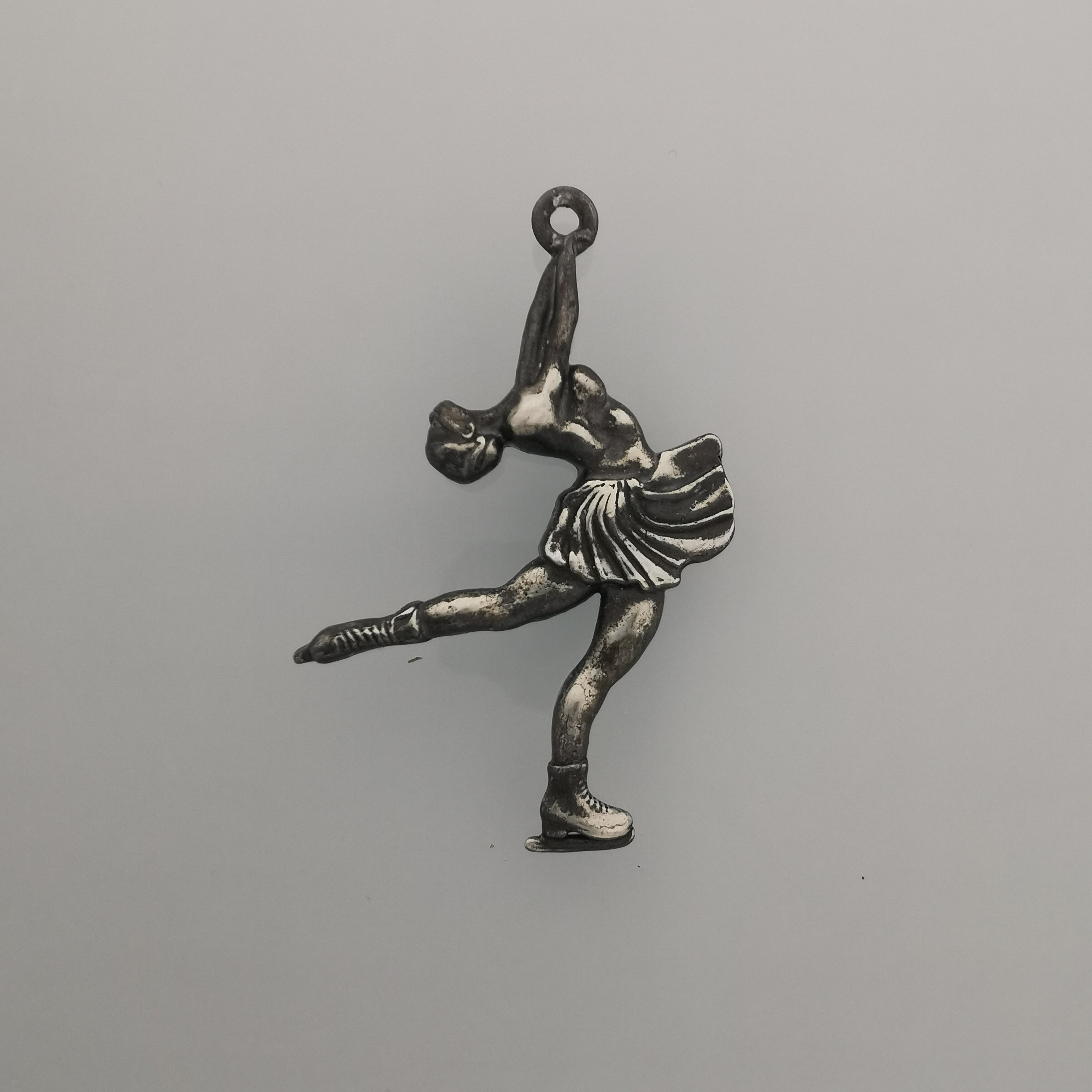 Фигурно пързаляне (пирует) – Дамски спортен медальон от сребро 925 с оксидирано покритие – Ръчно изработено спортно бижу – Идеален подарък за жена, фенка на фигурното пързаляне – SSJ