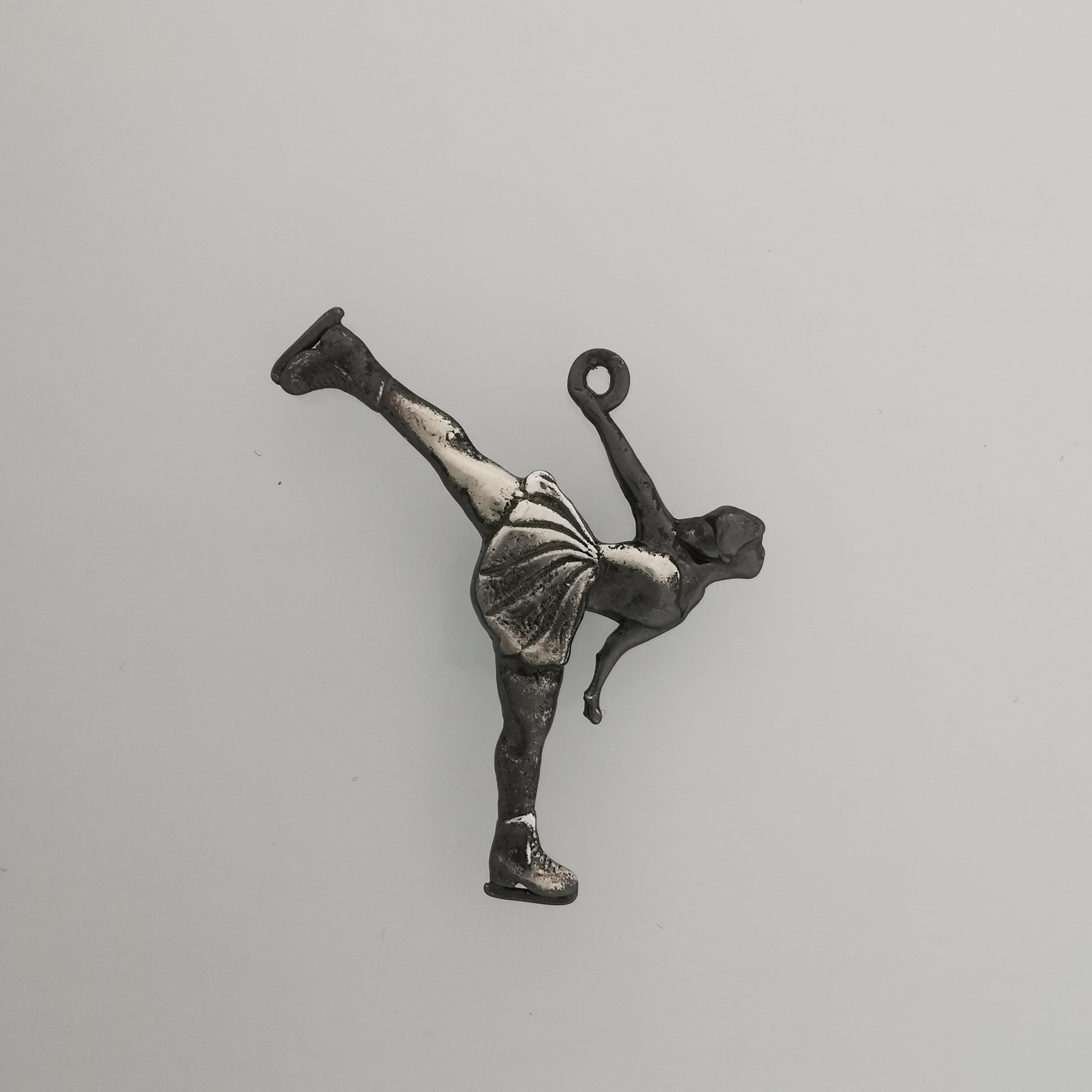 Фигурно пързаляне (спирала) – Дамски спортен медальон от сребро 925 с винтидж покритие – Ръчно изработено спортно бижу – Идеален подарък за жена, фенка на фигурното пързаляне – SSJ