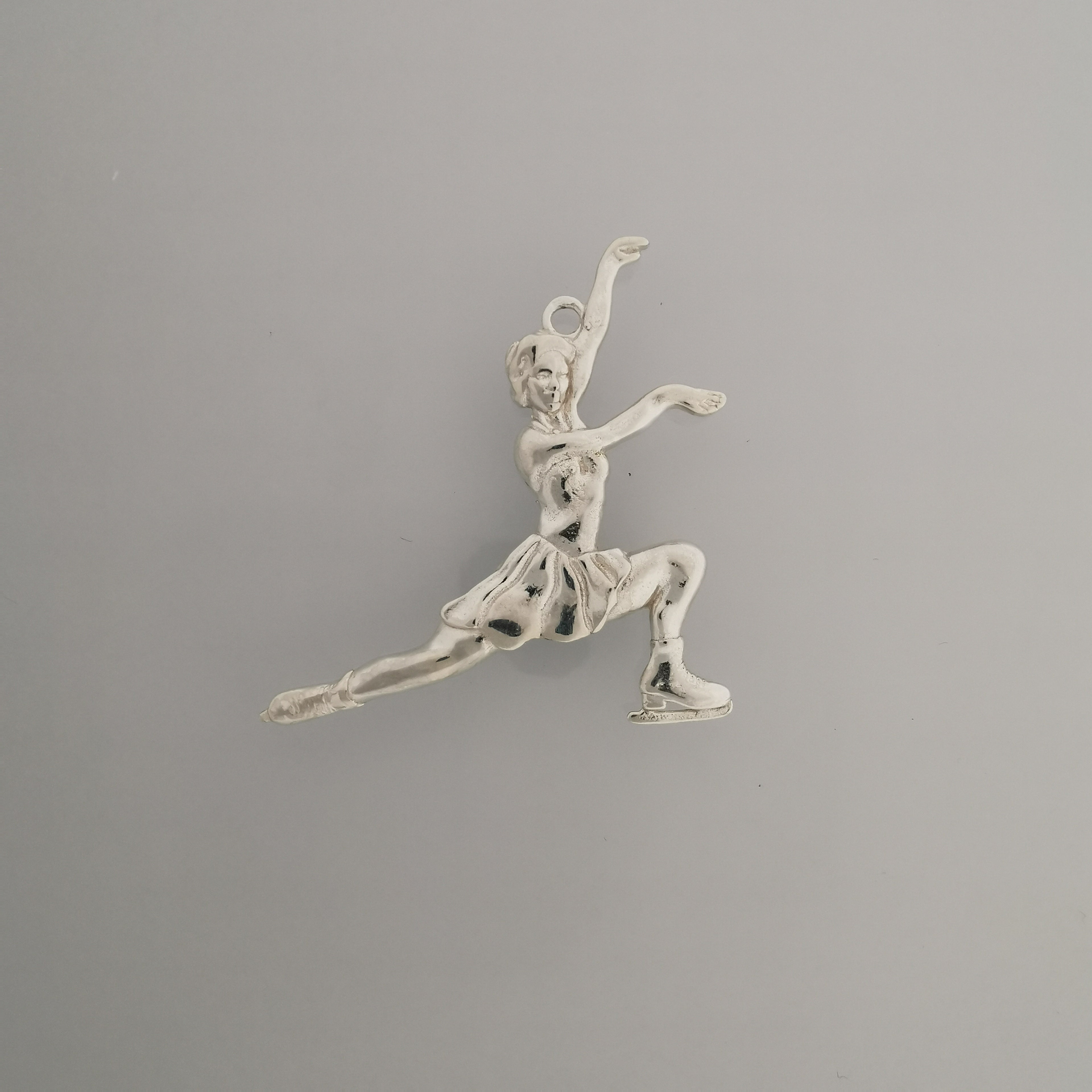 Фигурно пързаляне – Дамски спортен медальон от сребро 925 с винтидж покритие – Ръчно изработено спортно бижу – Идеален подарък за жена, фенка на фигурното пързаляне – SSJ