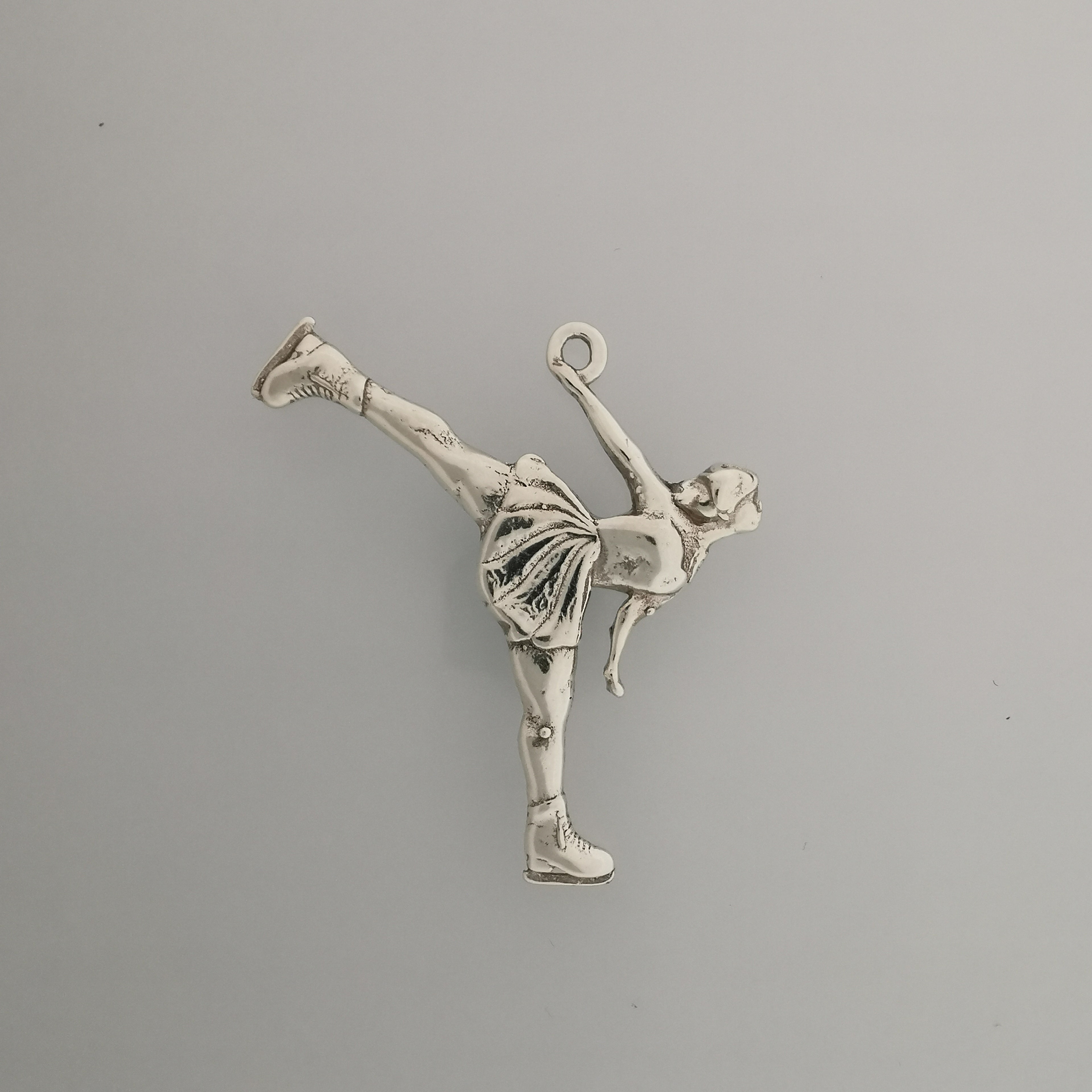 Фигурно пързаляне (спирала) – Дамски спортен медальон от сребро 925 с позлатено покритие – Ръчно изработено спортно бижу – Идеален подарък за жена, фенка на фигурното пързаляне – SSJ