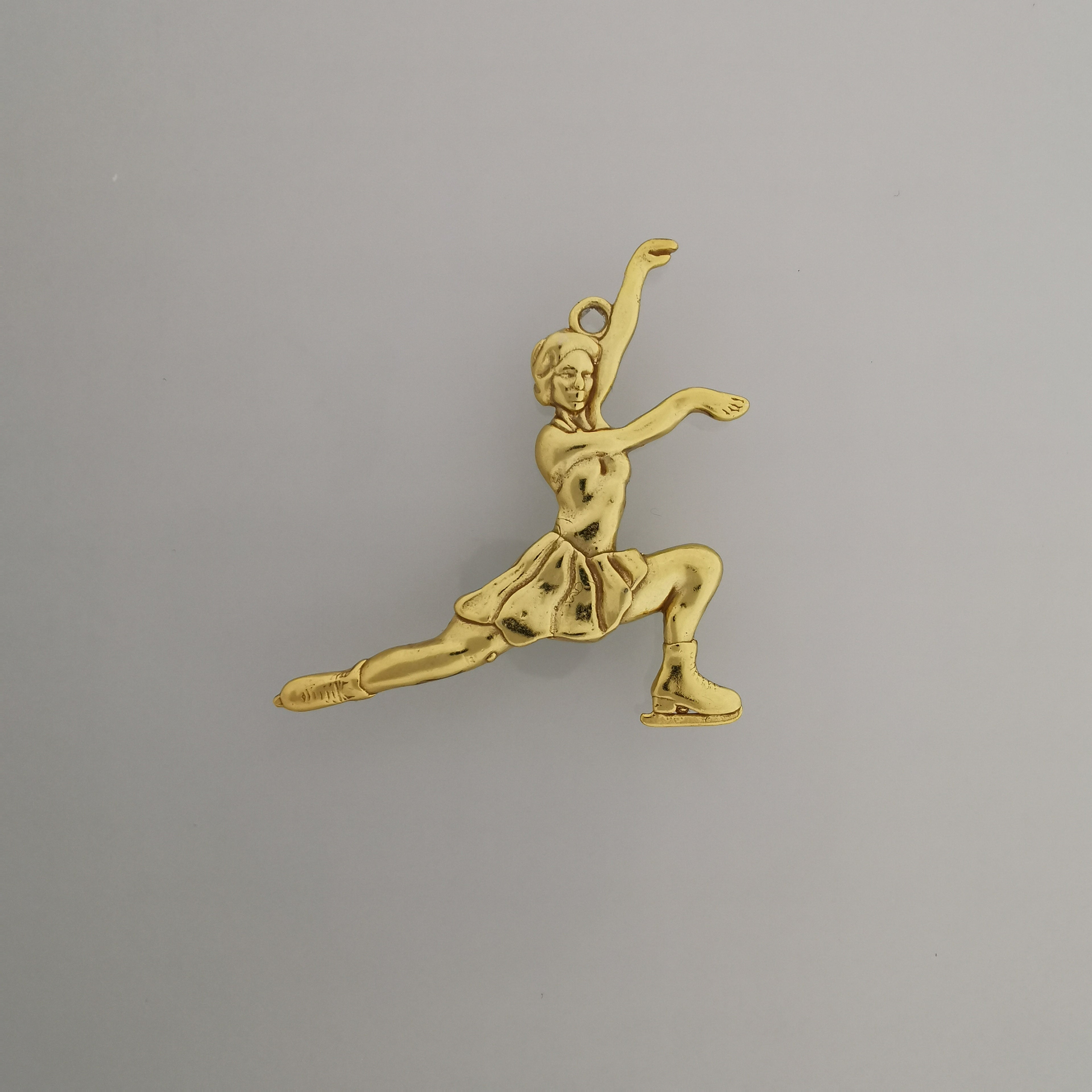 Фигурно пързаляне – Дамски спортен медальон от сребро 925 с частично позлатено покритие – Ръчно изработено спортно бижу – Идеален подарък за жена, фенка на фигурното пързаляне – SSJ