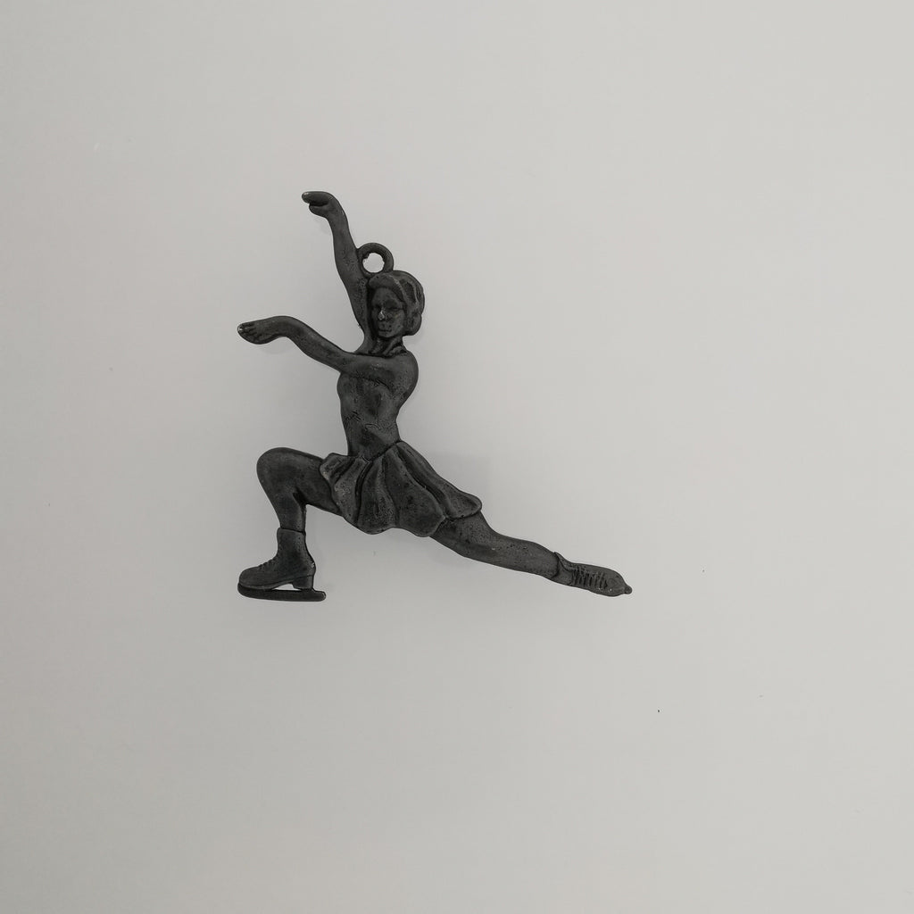 Фигурно пързаляне – Дамски спортен медальон от сребро 925 с оксидирано покритие – Ръчно изработено спортно бижу – Идеален подарък за жена, фенка на фигурното пързаляне – SSJ