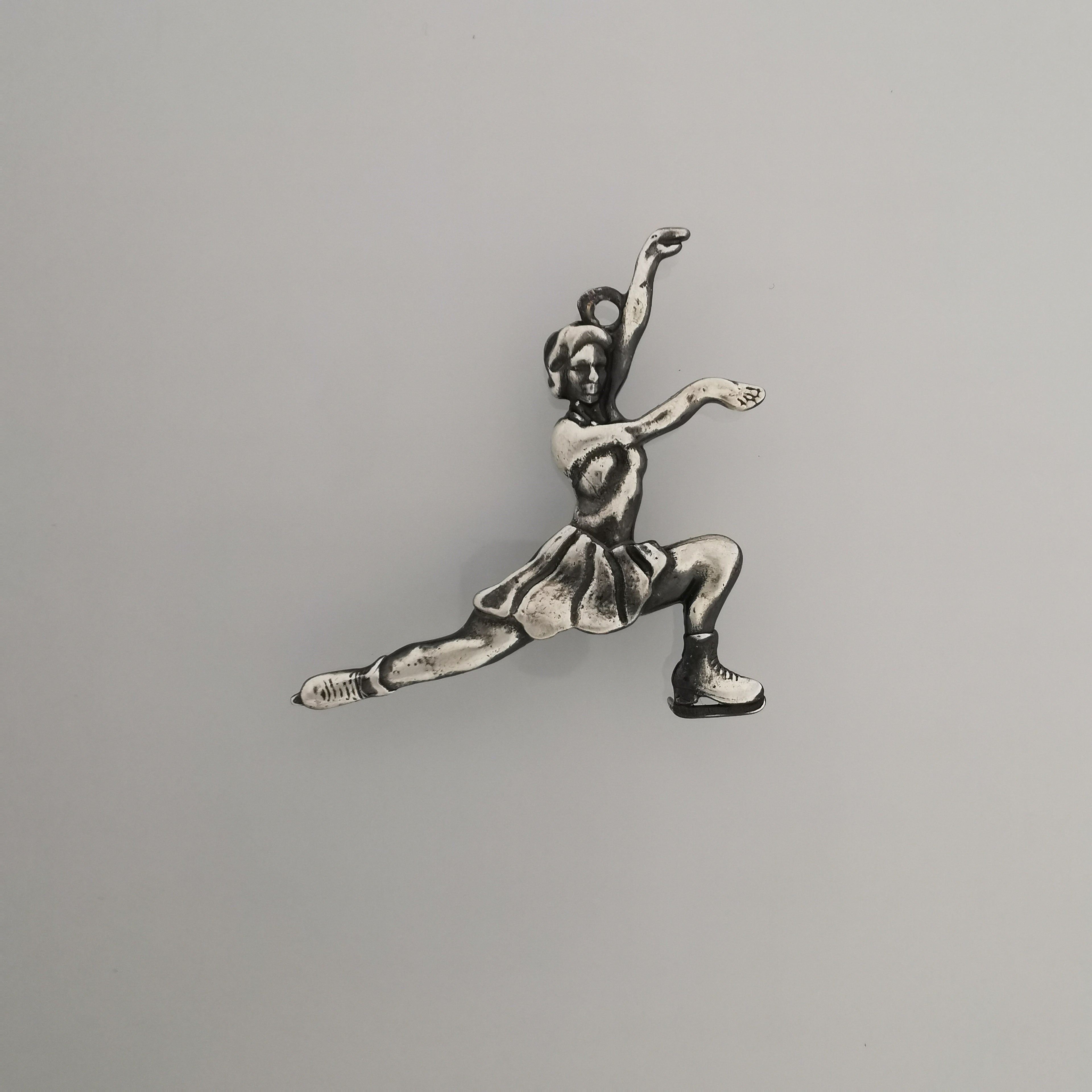 Фигурно пързаляне – Дамски спортен медальон от сребро 925 с оксидирано покритие – Ръчно изработено спортно бижу – Идеален подарък за жена, фенка на фигурното пързаляне – SSJ