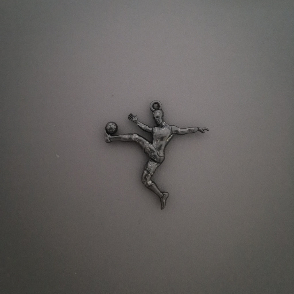 Футболист (воле) – Мъжки спортен медальон от сребро 925 с оксидирано покритие – Ръчно изработено спортно бижу – Идеален подарък за мъж, фен на футбола – SSJ