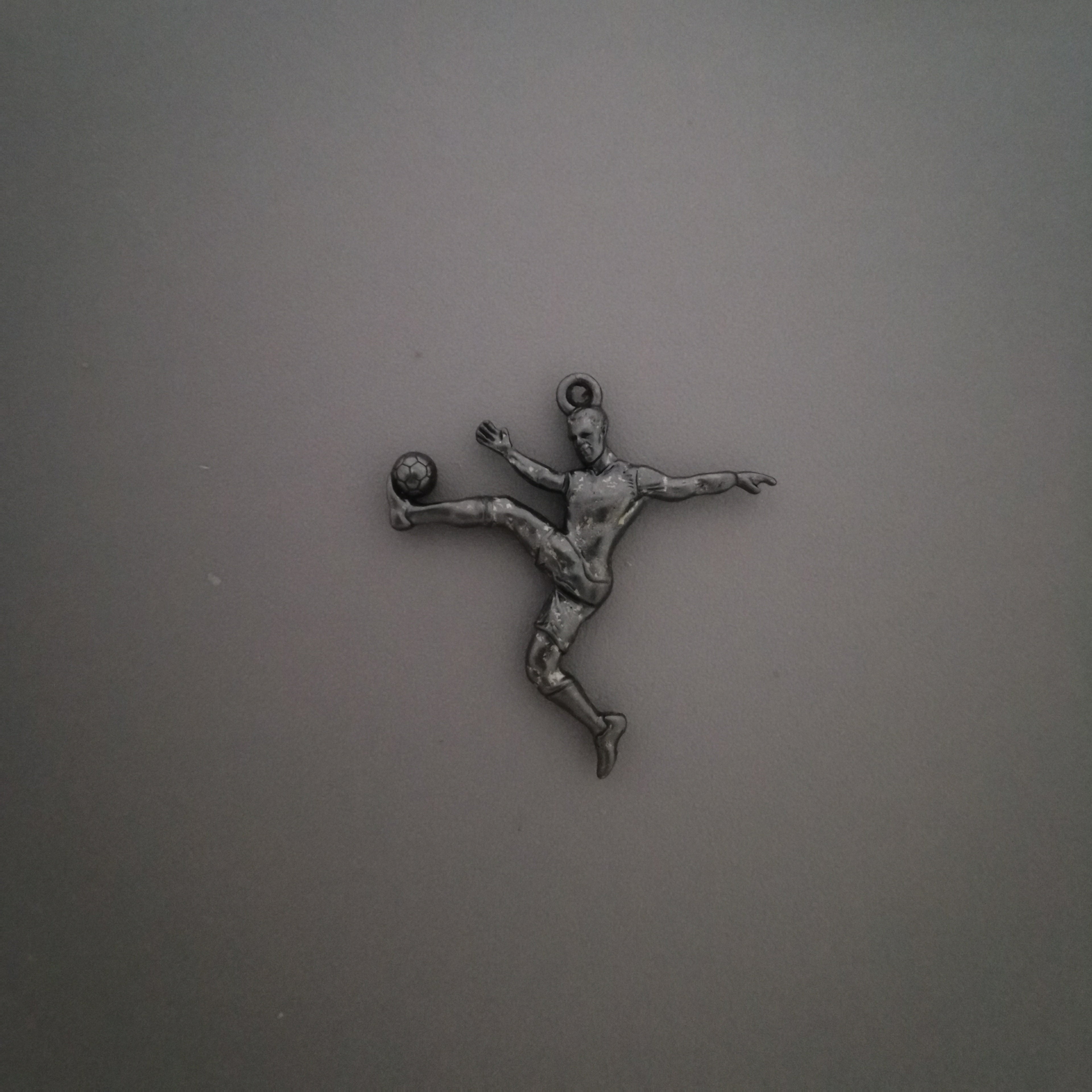 Футболист (воле) – Мъжки спортен медальон от сребро 925 с позлатено покритие – Ръчно изработено спортно бижу – Идеален подарък за мъж, фен на футбола – SSJ