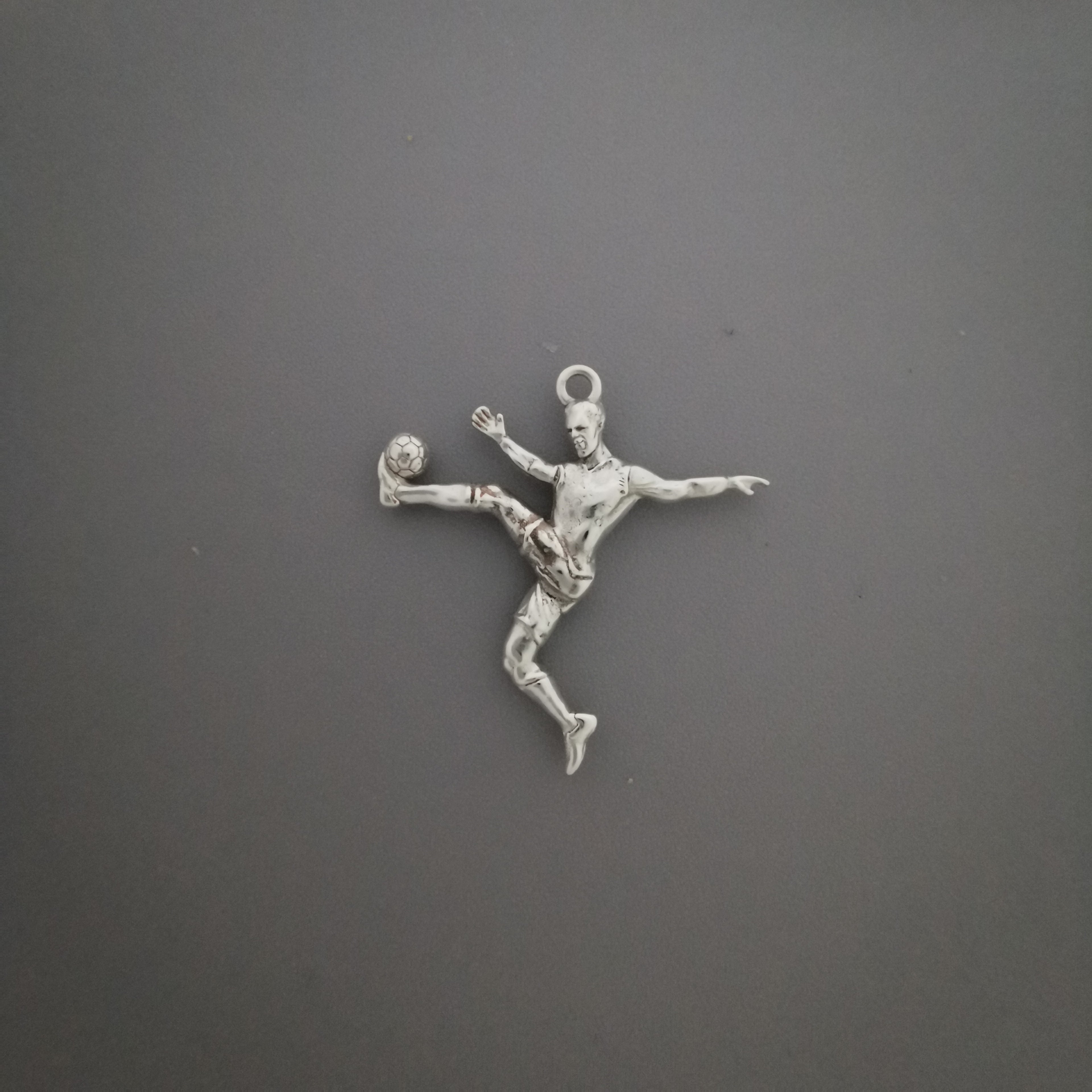 Футболист (воле) – Мъжки спортен медальон от сребро 925 с частично позлатено покритие – Ръчно изработено спортно бижу – Идеален подарък за мъж, фен на футбола – SSJ