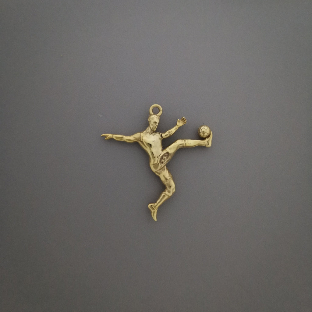 Футболист (воле) – Мъжки спортен медальон от сребро 925 с позлатено покритие – Ръчно изработено спортно бижу – Идеален подарък за мъж, фен на футбола – SSJ