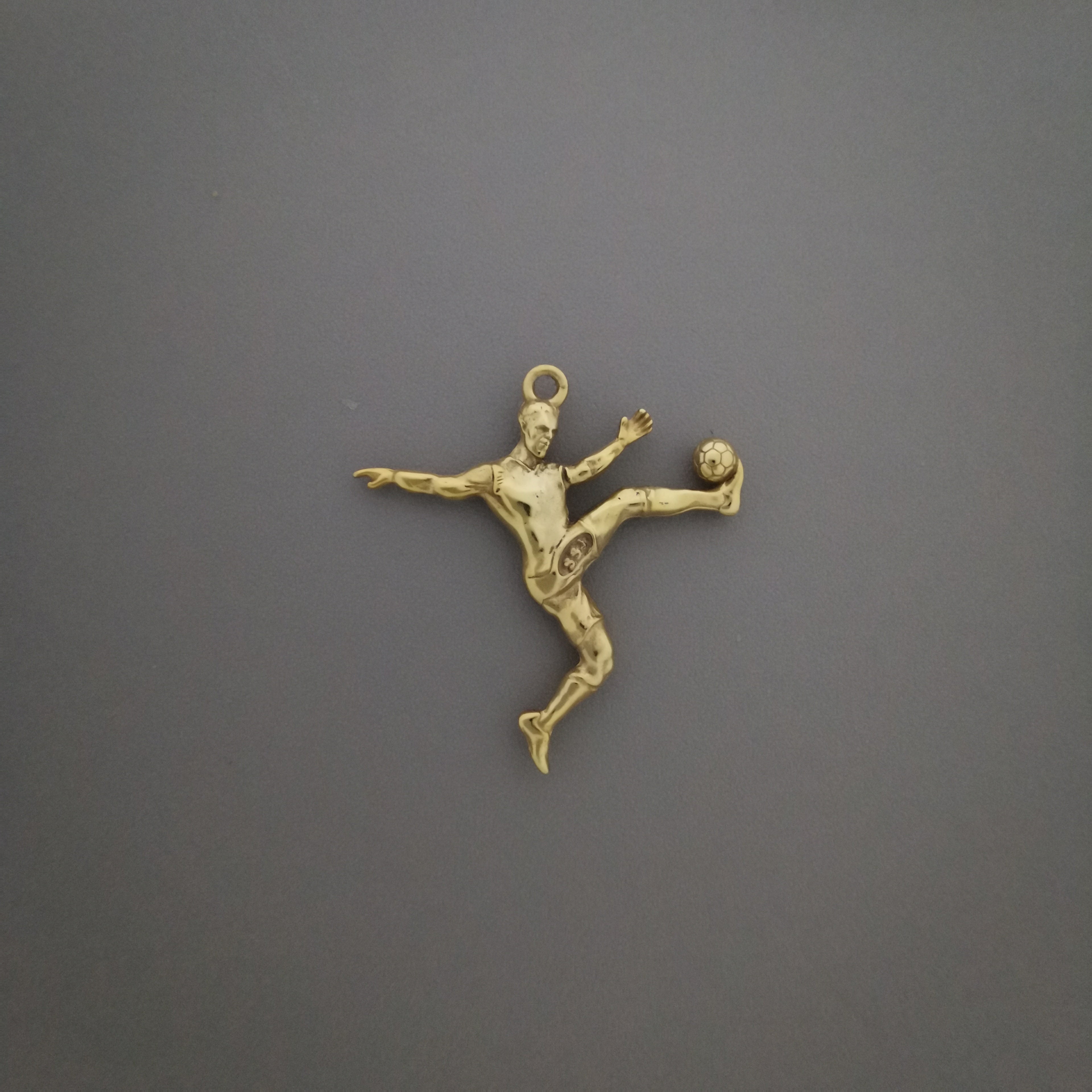 Футболист (воле) – Мъжки спортен медальон от сребро 925 с позлатено покритие – Ръчно изработено спортно бижу – Идеален подарък за мъж, фен на футбола – SSJ