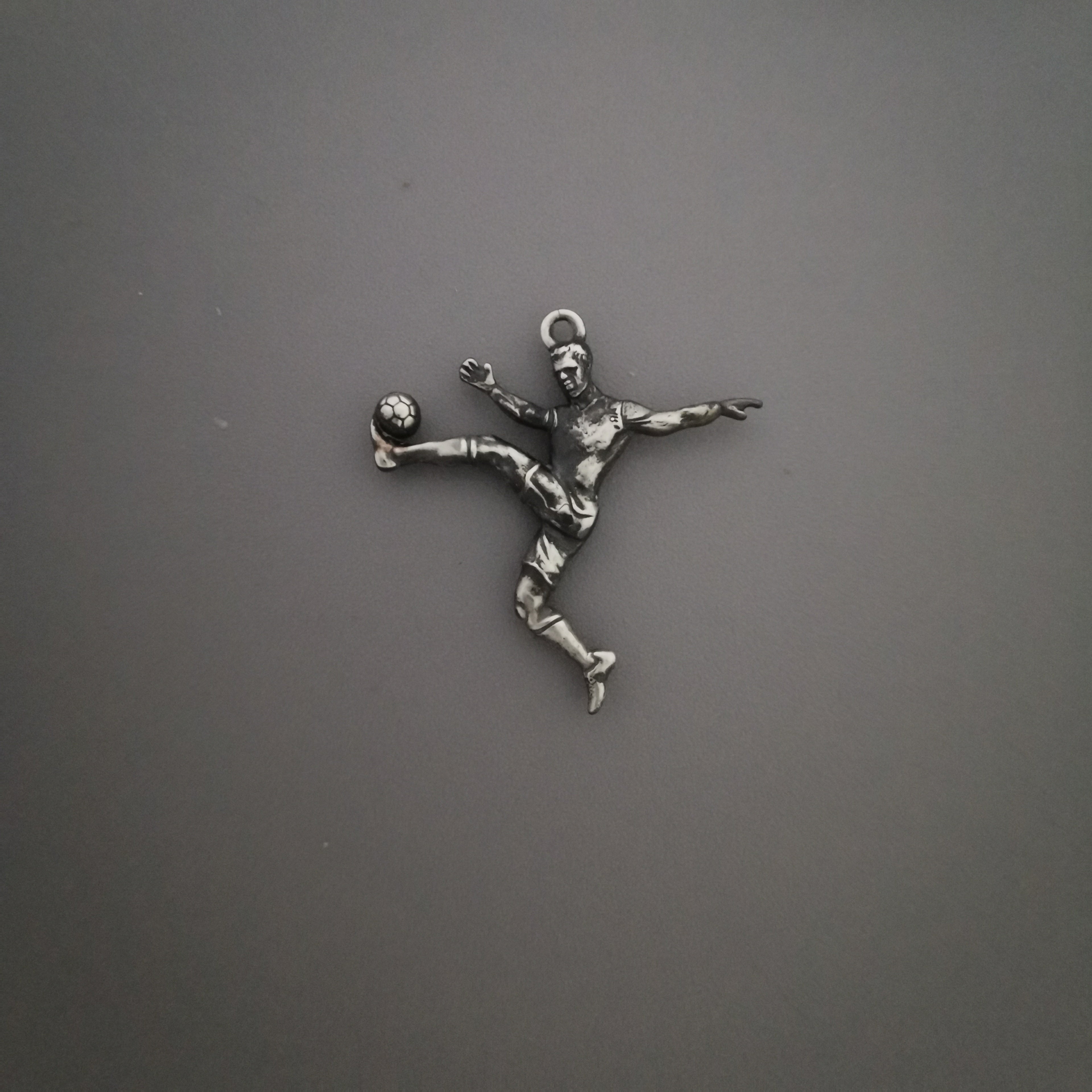 Футболист (воле) – Мъжки спортен медальон от сребро 925 с класическо покритие – Ръчно изработено спортно бижу – Идеален подарък за мъж, фен на футбола – SSJ