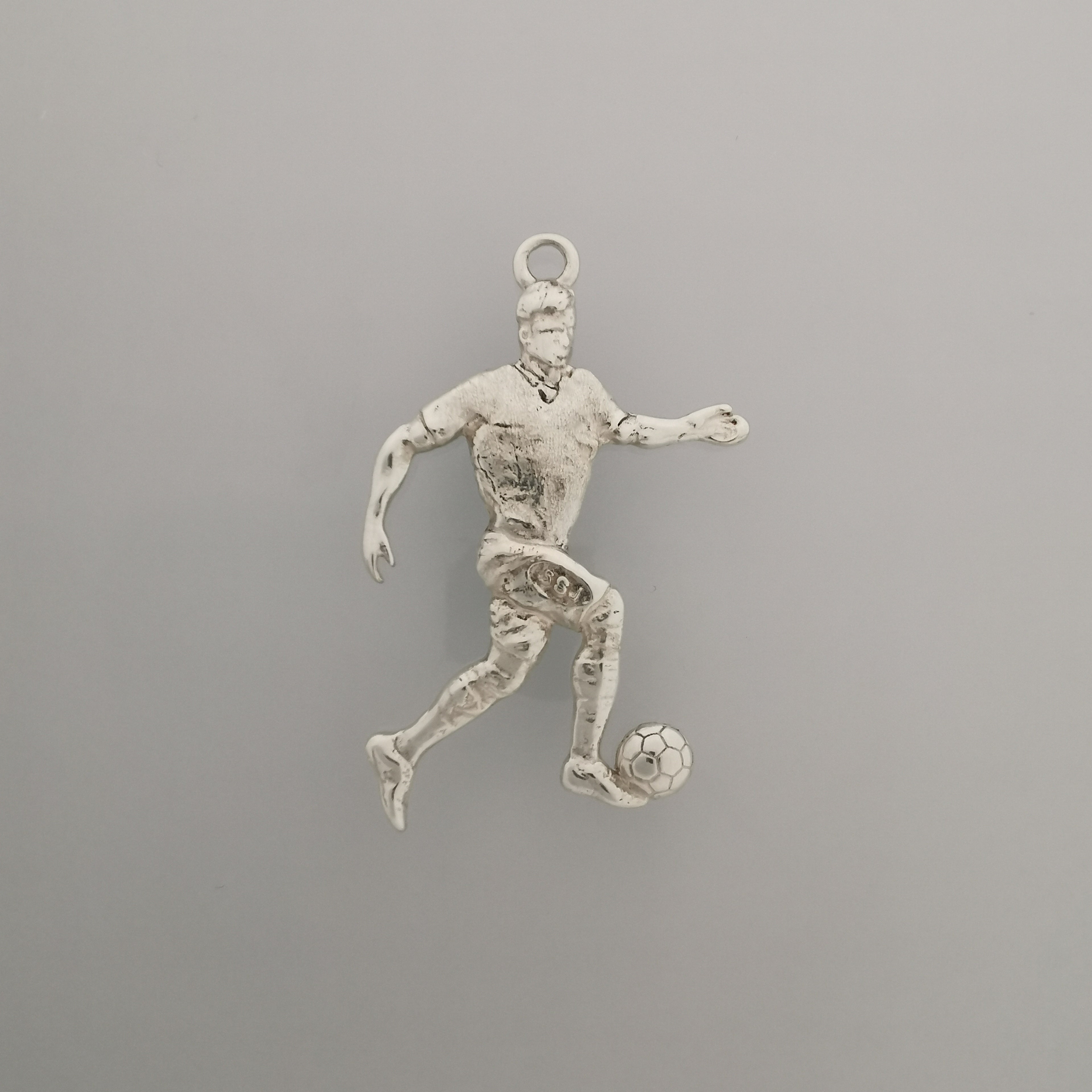 Футболист – Мъжки спортен медальон от сребро 925 с винтидж покритие – Ръчно изработено спортно бижу – Идеален подарък за мъж, фен на футбола – SSJ