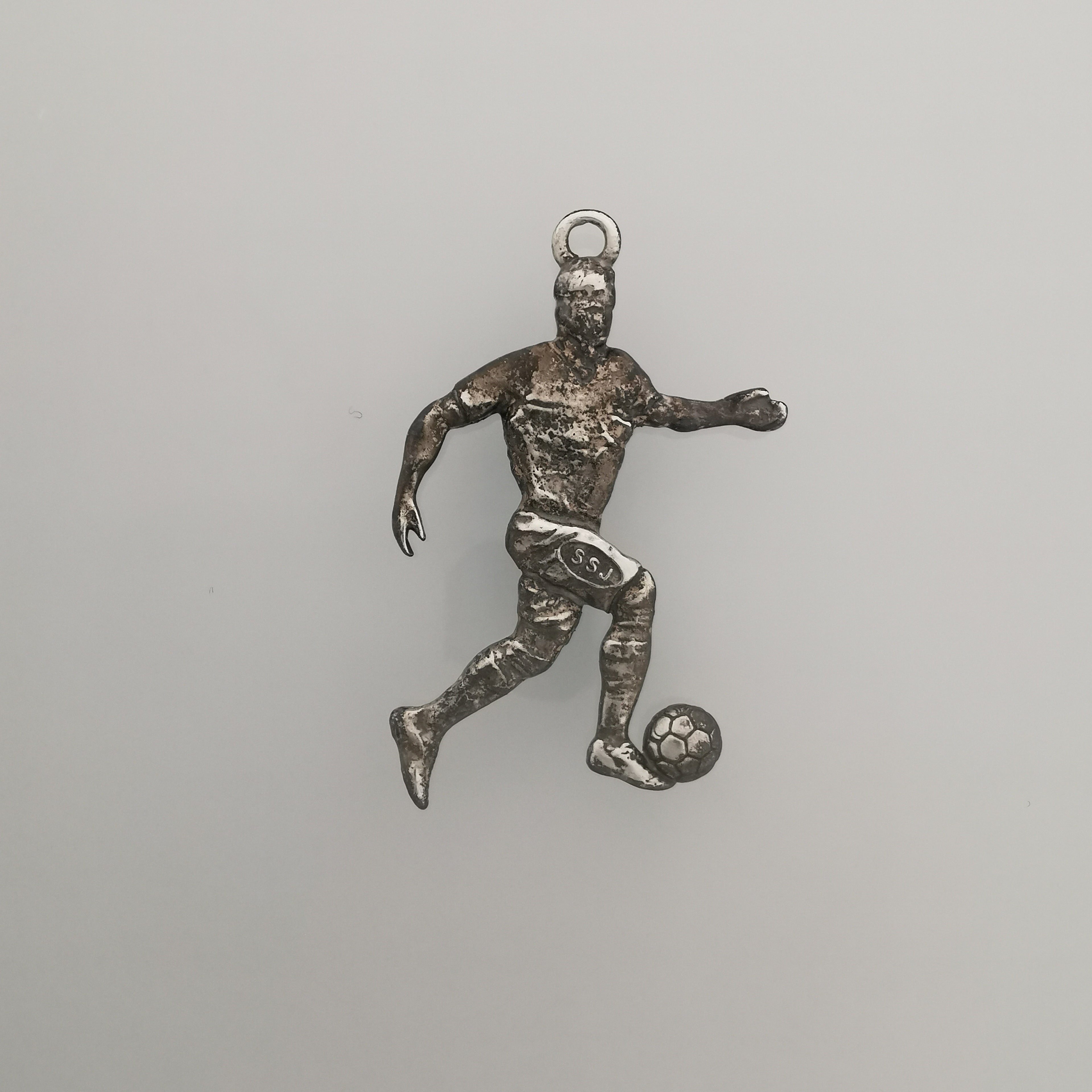 Футболист – Мъжки спортен медальон от сребро 925 с оксидирано покритие – Ръчно изработено спортно бижу – Идеален подарък за мъж, фен на футбола – SSJ
