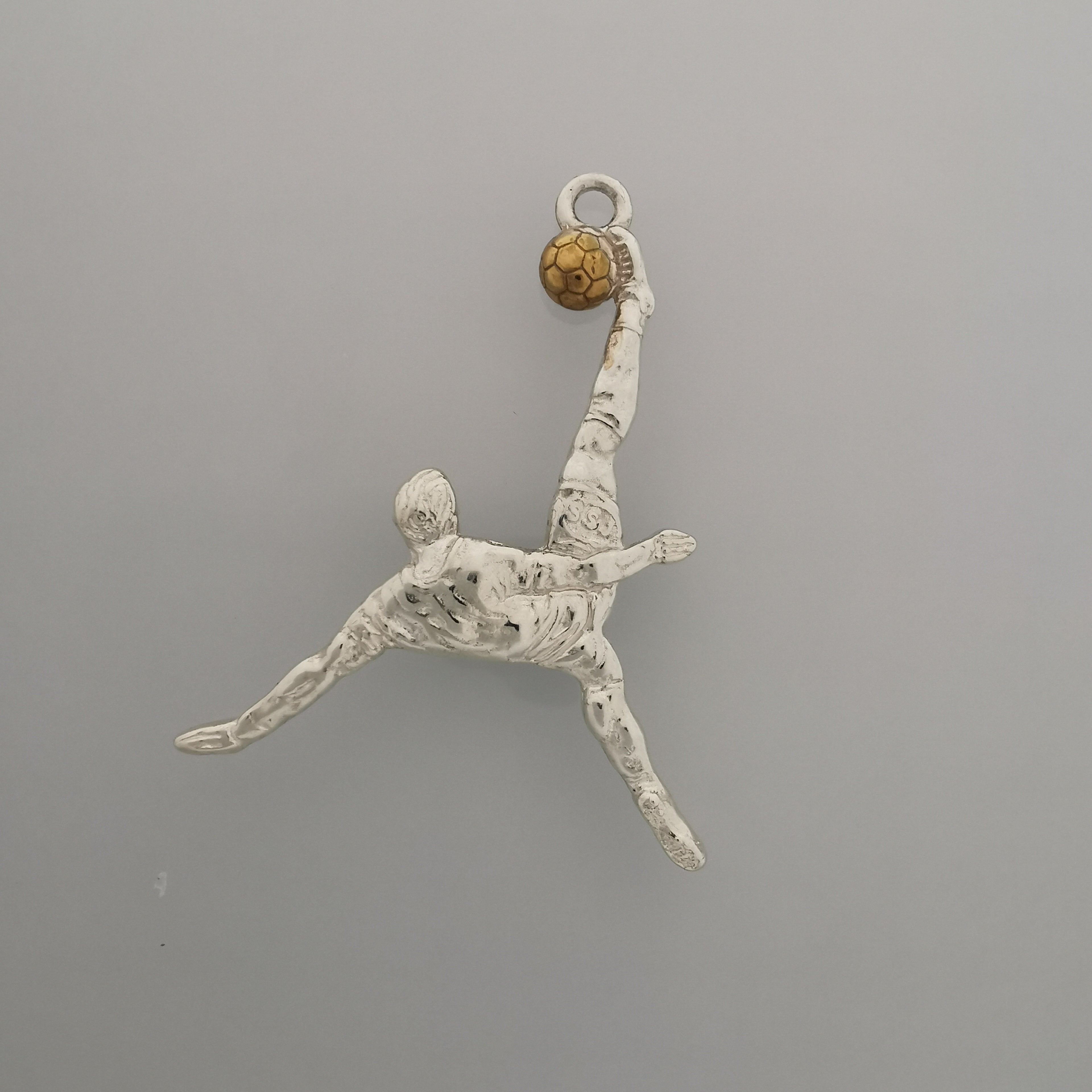 Футболист (задна ножица) – Мъжки спортен медальон от сребро 925 с оксидирано покритие – Ръчно изработено спортно бижу – Идеален подарък за мъж, фен на футбола – SSJ