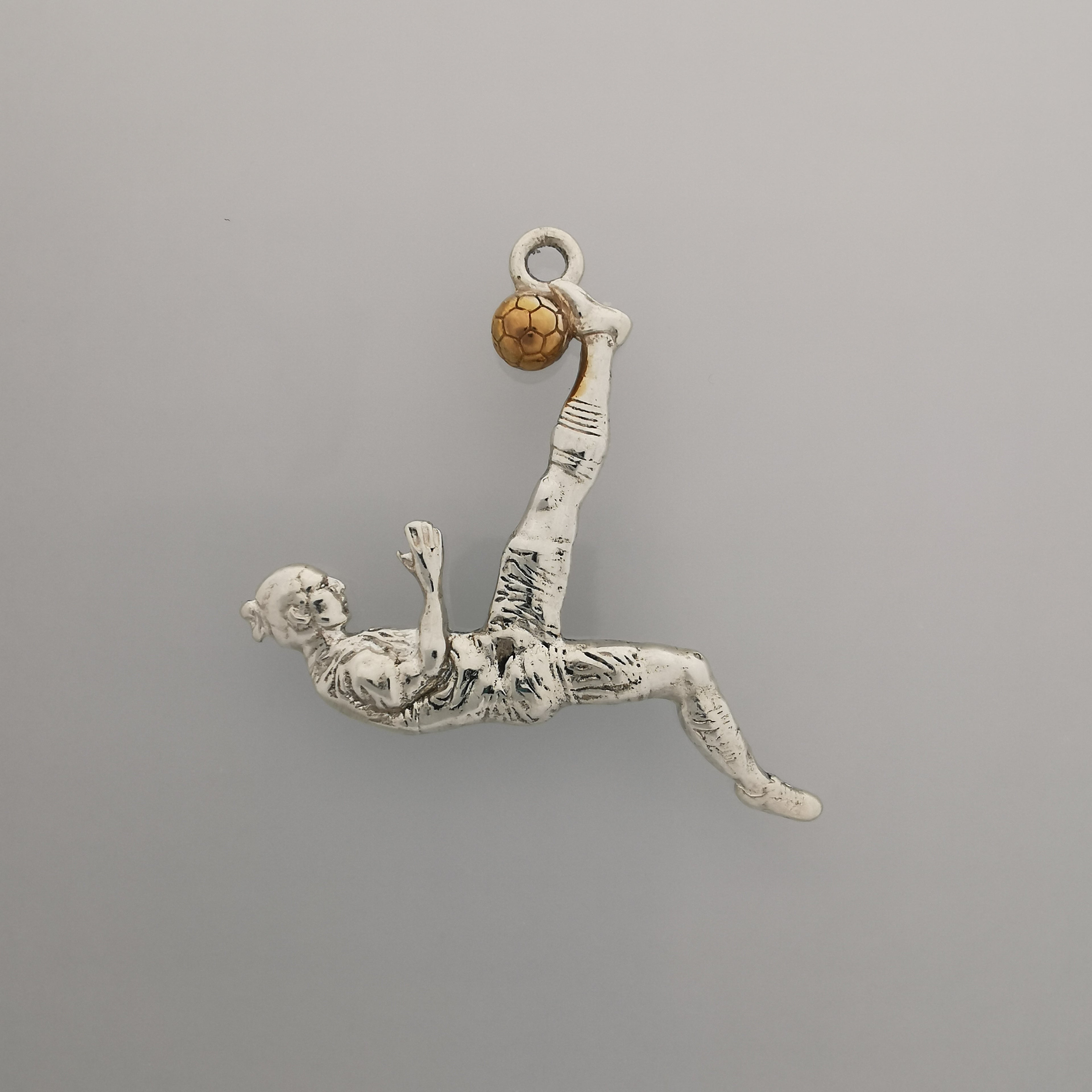 Футболист (задна ножица) – Мъжки спортен медальон от сребро 925 с винтидж покритие – Ръчно изработено спортно бижу – Идеален подарък за мъж, фен на футбола – SSJ