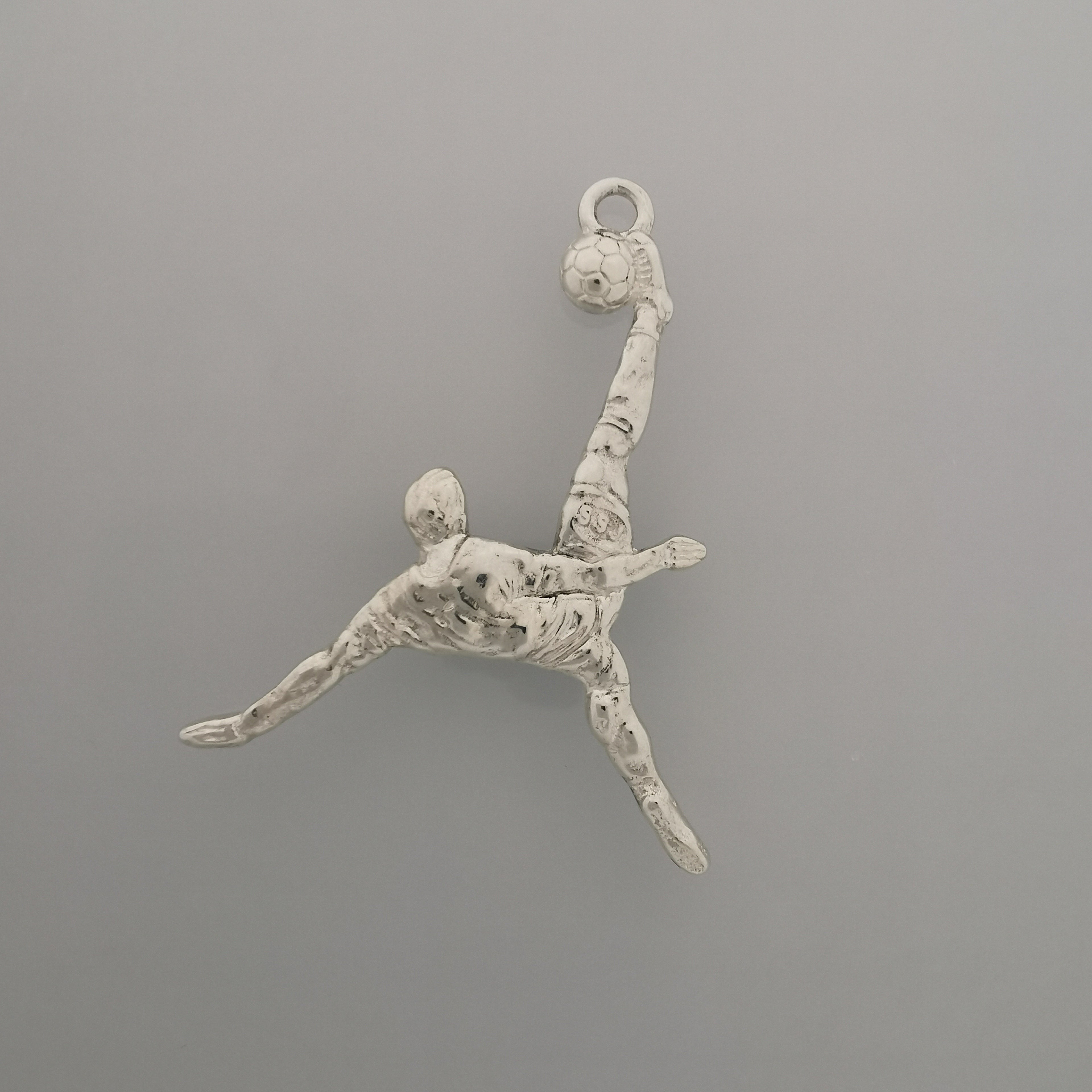 Футболист (задна ножица) – Мъжки спортен медальон от сребро 925 с позлатено покритие – Ръчно изработено спортно бижу – Идеален подарък за мъж, фен на футбола – SSJ