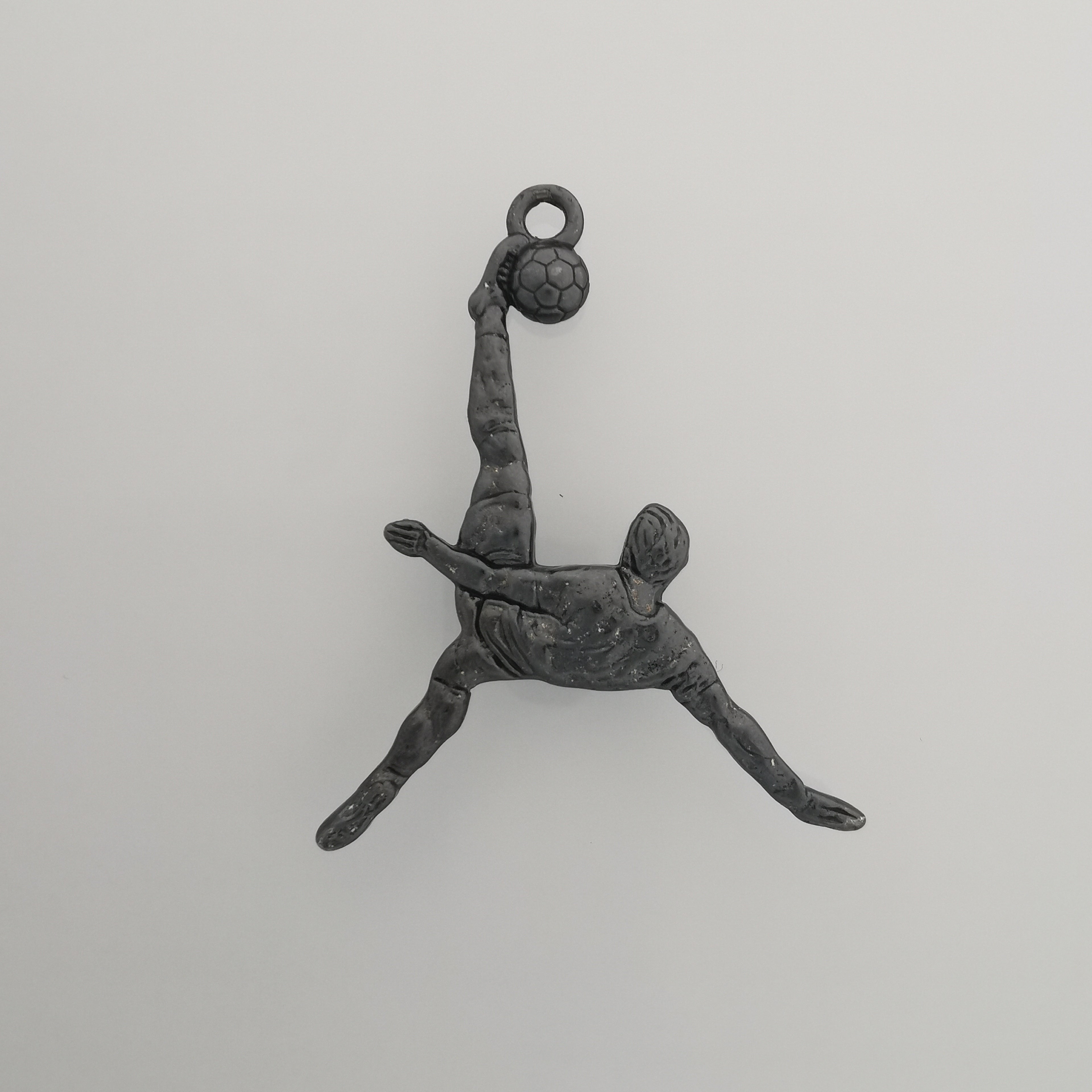 Футболист (задна ножица) – Мъжки спортен медальон от сребро 925 с позлатено покритие – Ръчно изработено спортно бижу – Идеален подарък за мъж, фен на футбола – SSJ