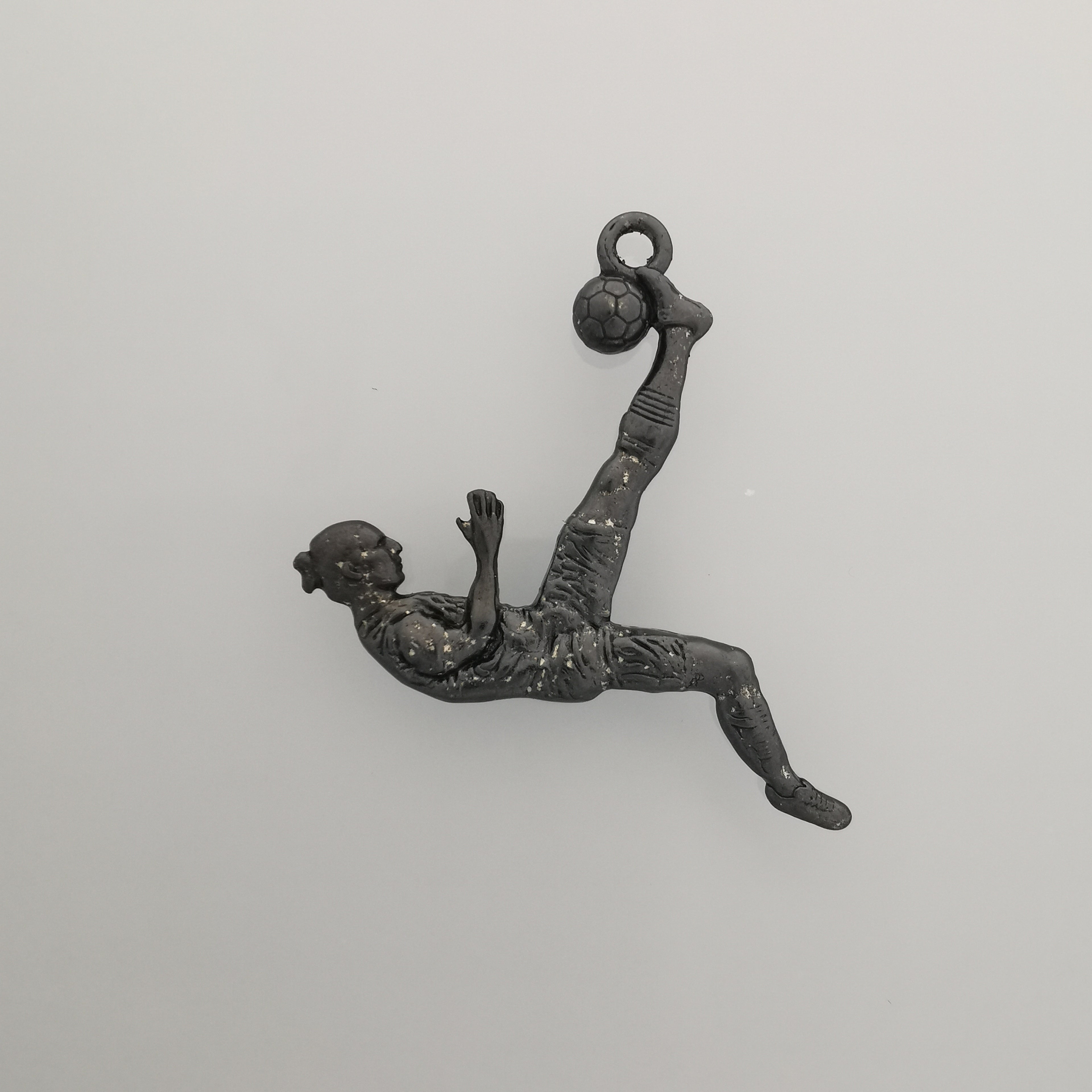 Футболист (задна ножица) – Мъжки спортен медальон от сребро 925 с винтидж покритие – Ръчно изработено спортно бижу – Идеален подарък за мъж, фен на футбола – SSJ