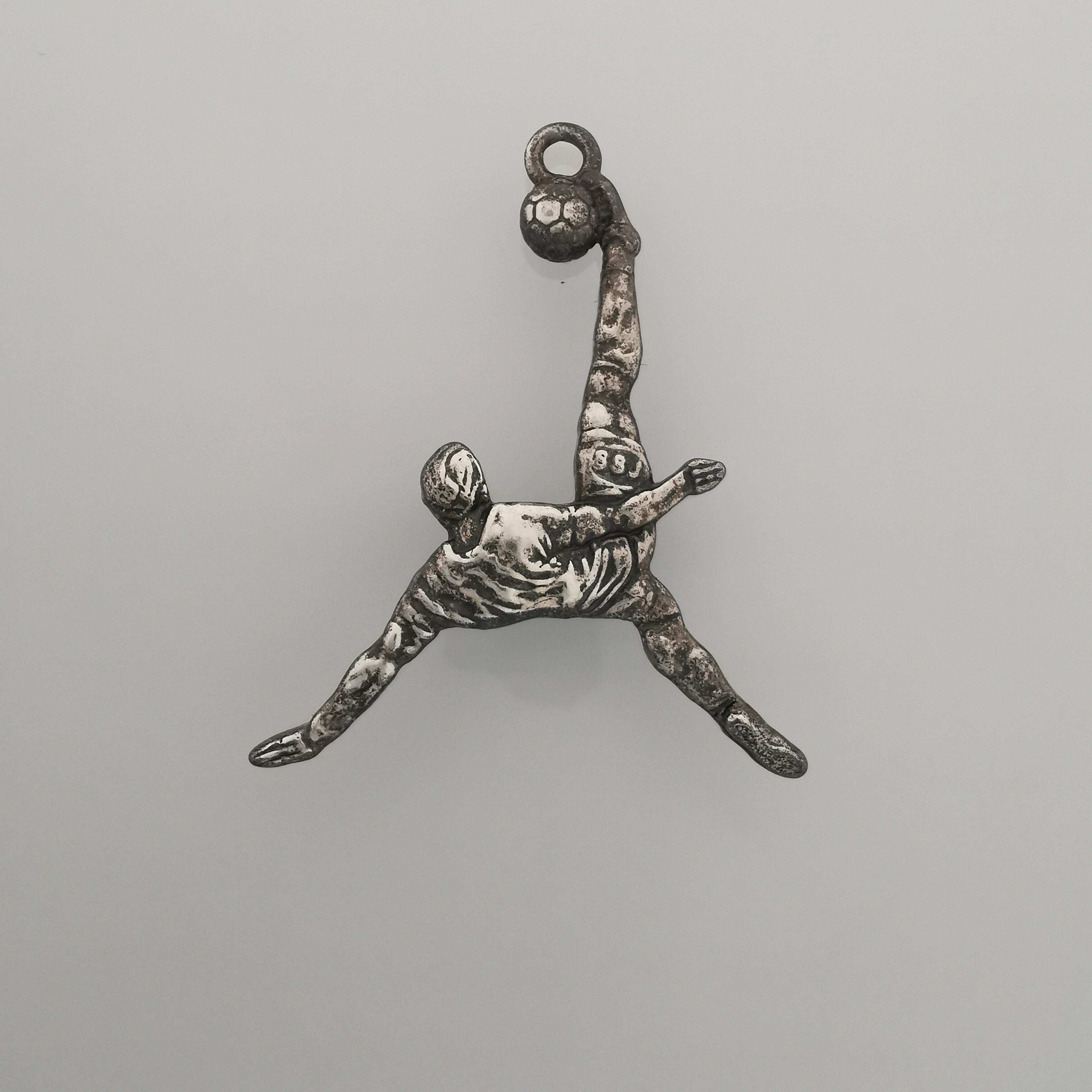 Футболист (задна ножица) – Мъжки спортен медальон от сребро 925 с оксидирано покритие – Ръчно изработено спортно бижу – Идеален подарък за мъж, фен на футбола – SSJ