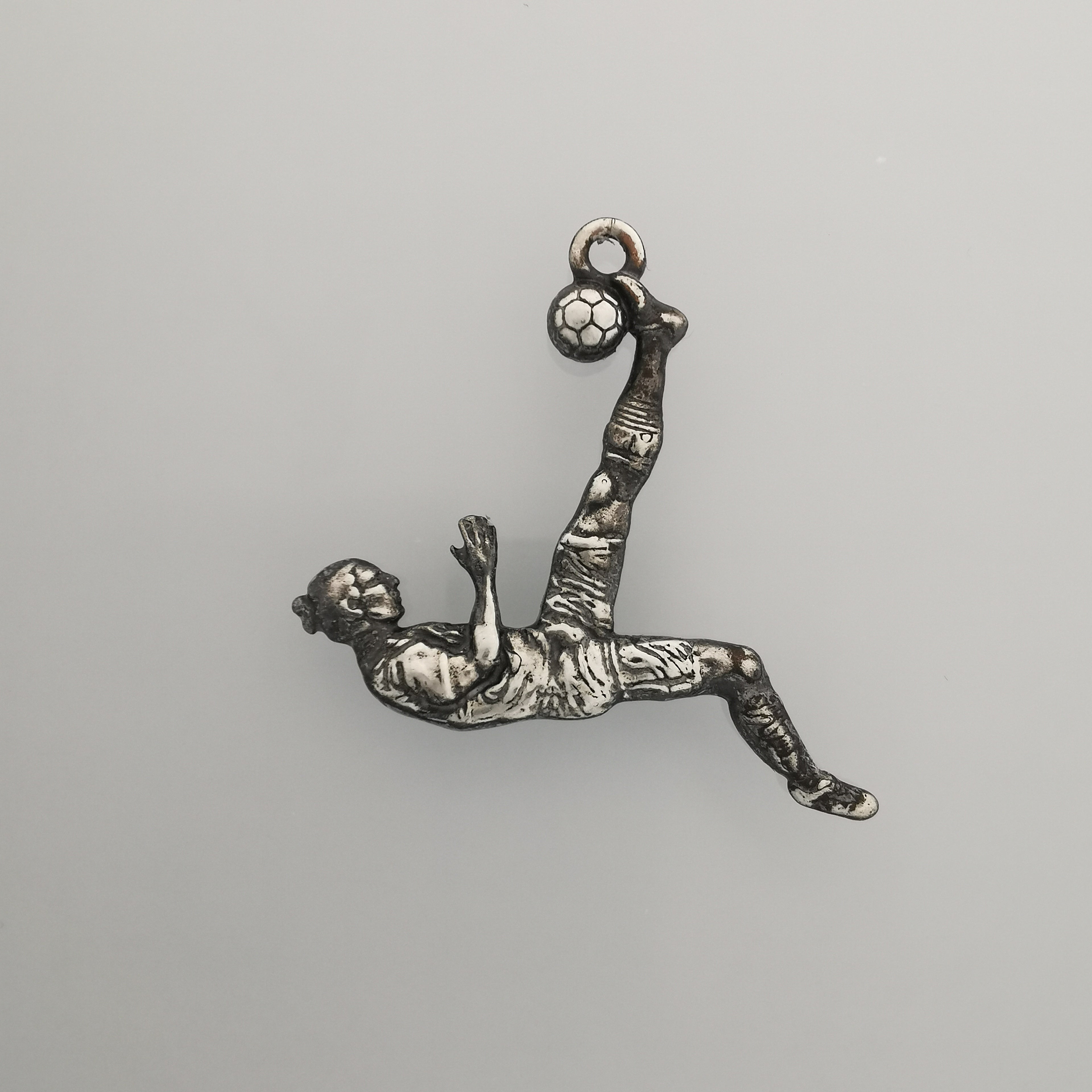 Футболист (задна ножица) – Мъжки спортен медальон от сребро 925 с оксидирано покритие – Ръчно изработено спортно бижу – Идеален подарък за мъж, фен на футбола – SSJ