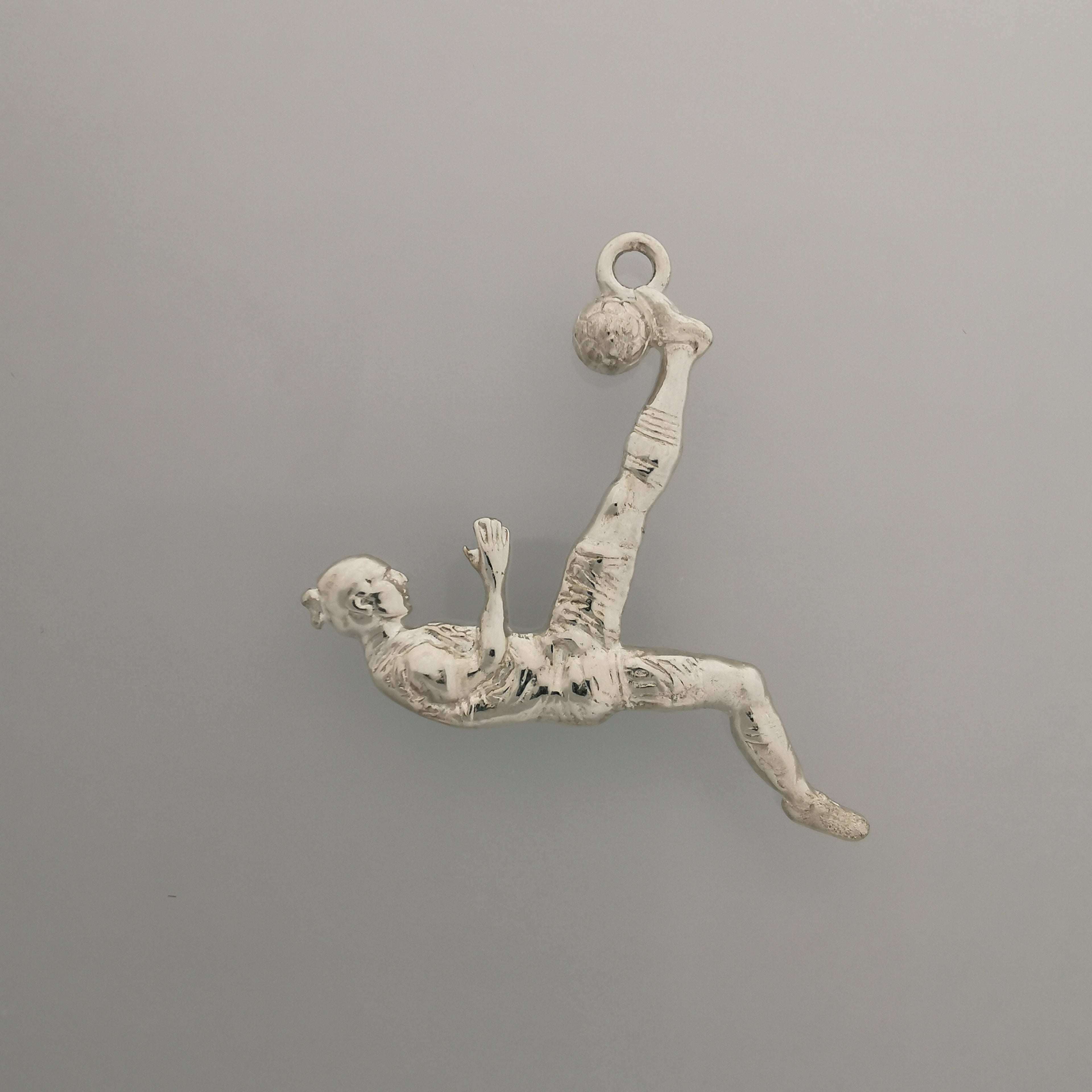 Футболист (задна ножица) – Мъжки спортен медальон от сребро 925 с оксидирано покритие – Ръчно изработено спортно бижу – Идеален подарък за мъж, фен на футбола – SSJ