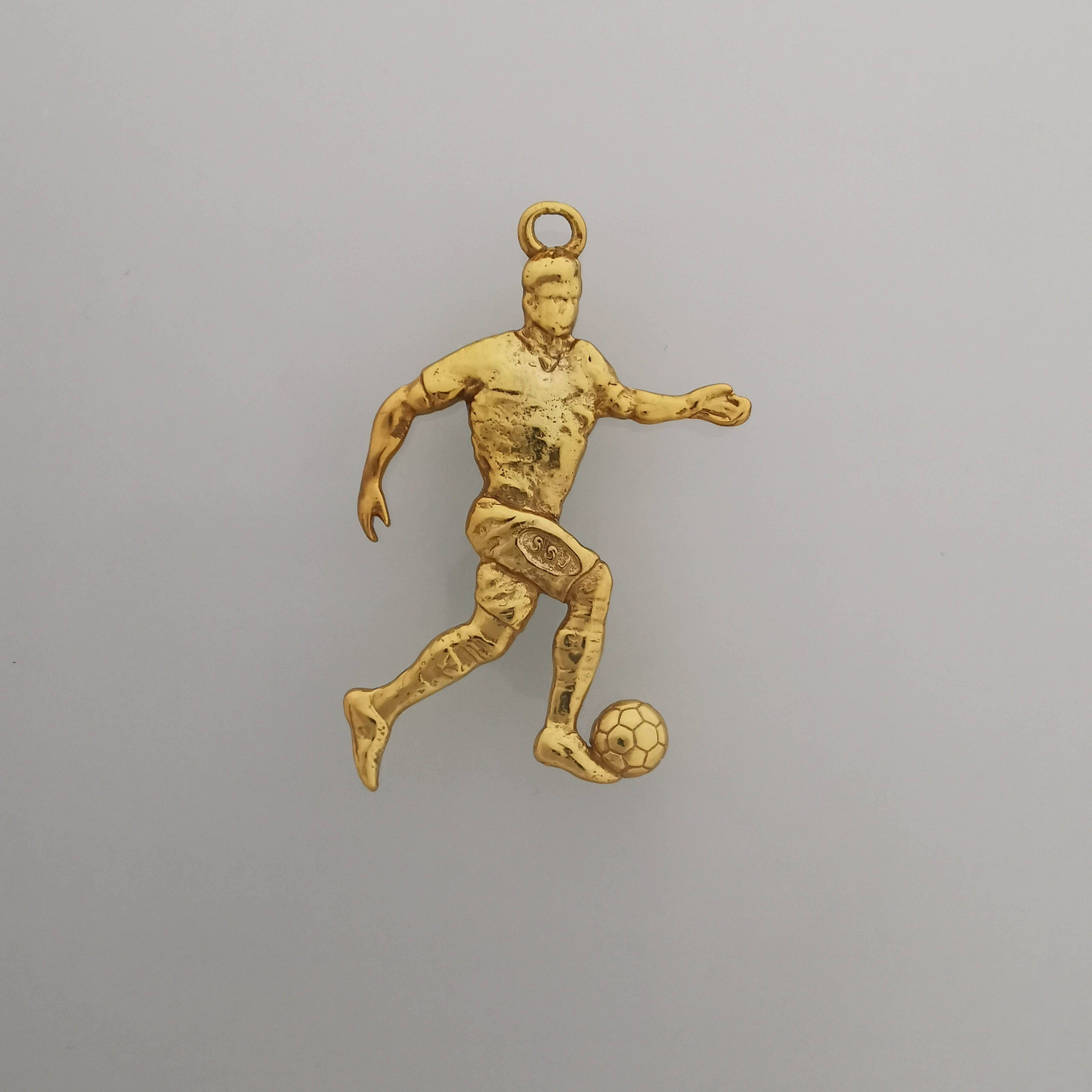 Футболист – Мъжки спортен медальон от сребро 925 с оксидирано покритие – Ръчно изработено спортно бижу – Идеален подарък за мъж, фен на футбола – SSJ