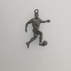 Футболист – Мъжки спортен медальон от сребро 925 с оксидирано покритие – Ръчно изработено спортно бижу – Идеален подарък за мъж, фен на футбола – SSJ