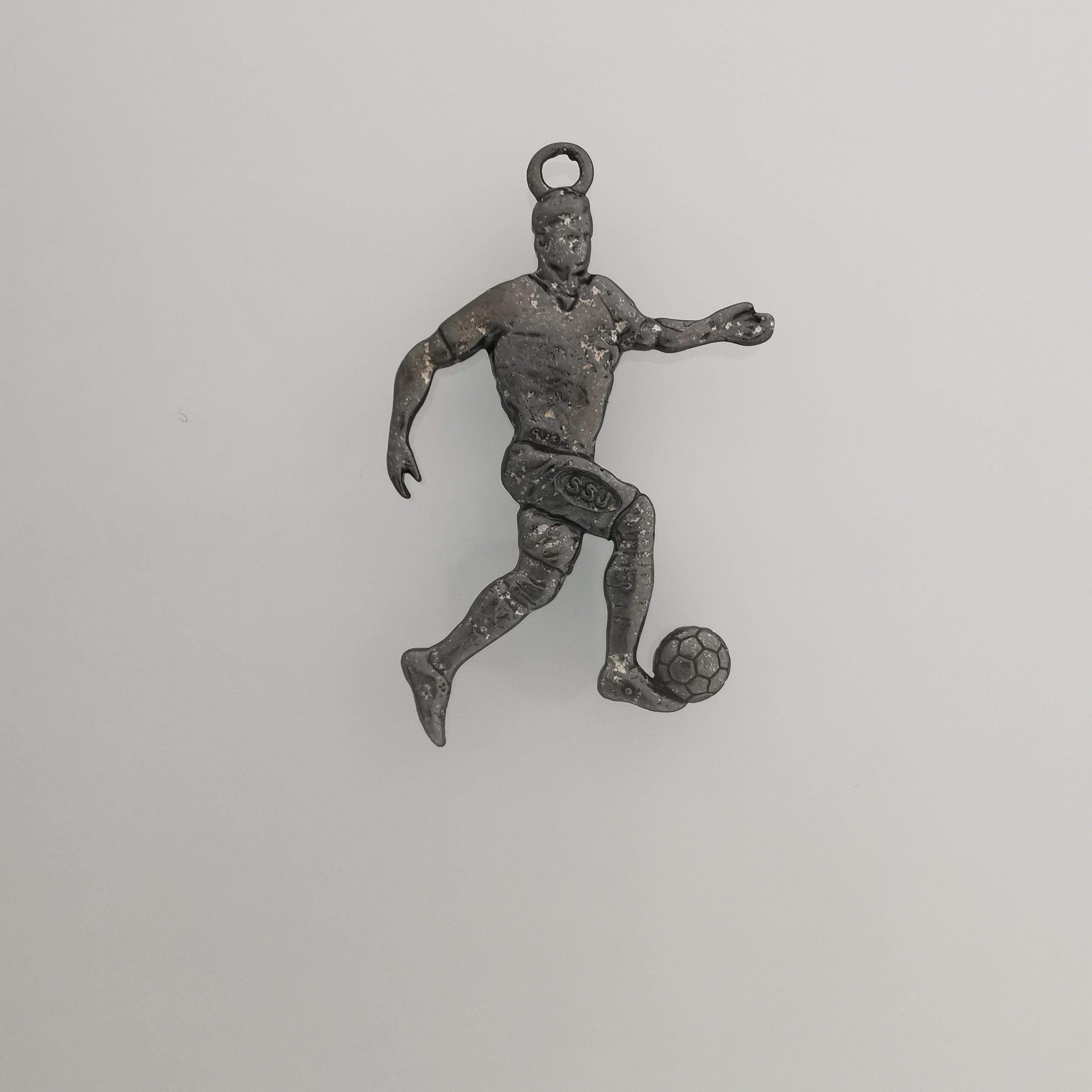 Футболист – Мъжки спортен медальон от сребро 925 с винтидж покритие – Ръчно изработено спортно бижу – Идеален подарък за мъж, фен на футбола – SSJ