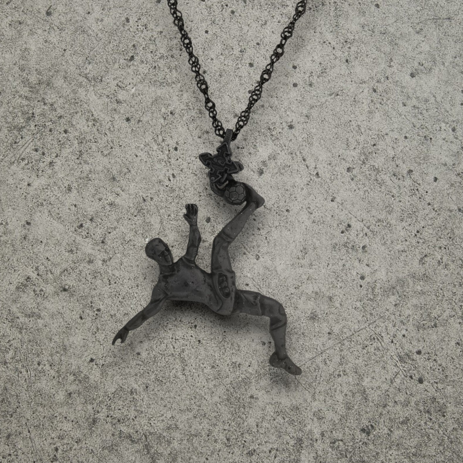 Футболист (задна ножица) – Мъжки спортен медальон от сребро 925 с оксидирано покритие – Ръчно изработено спортно бижу – Идеален подарък за мъж, фен на футбола – SSJ