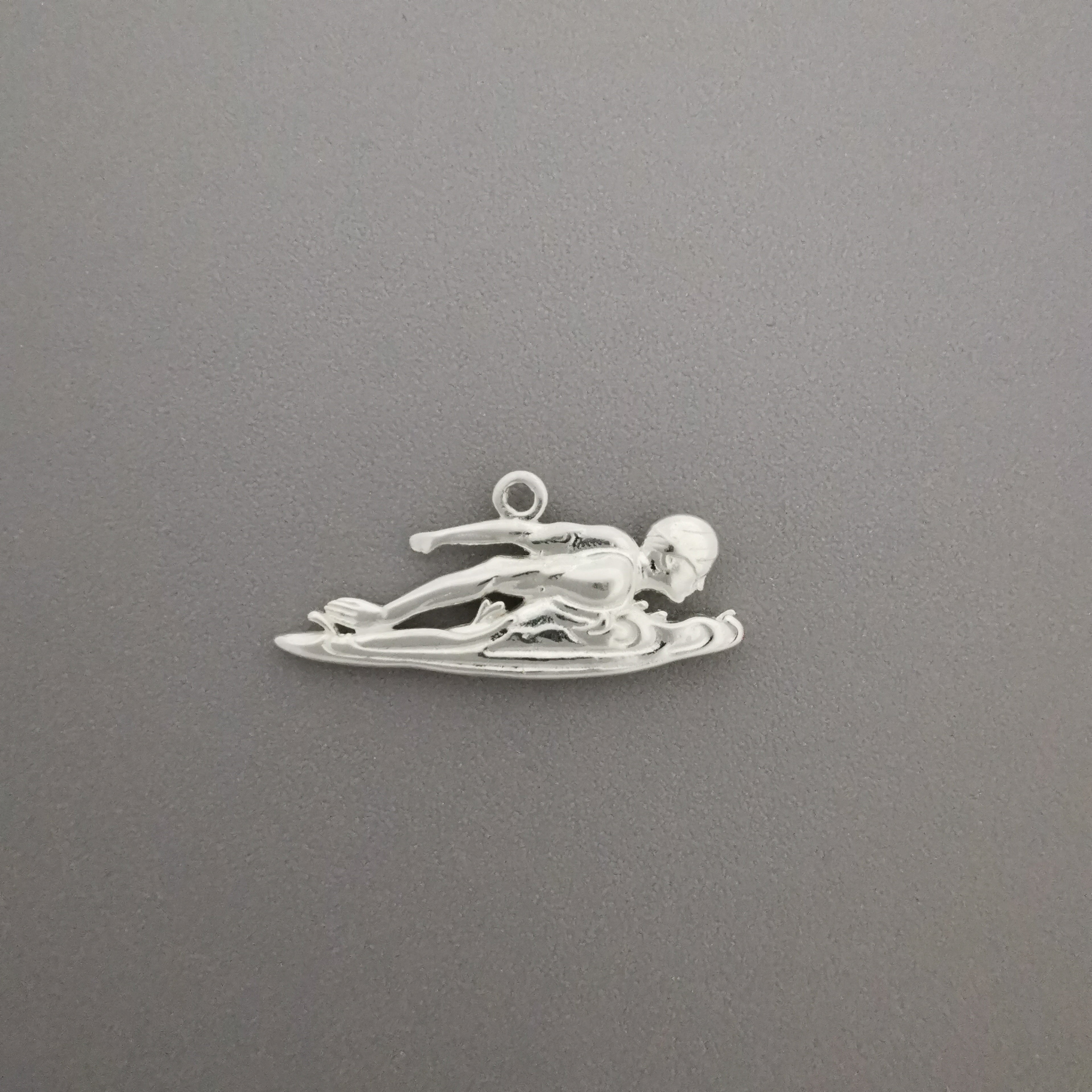 Плувец (бътерфлай) – Мъжки спортен медальон от сребро 925 с частично позлатено покритие – Ръчно изработено спортно бижу – Идеален подарък за мъж, фен на плуването – SSJ