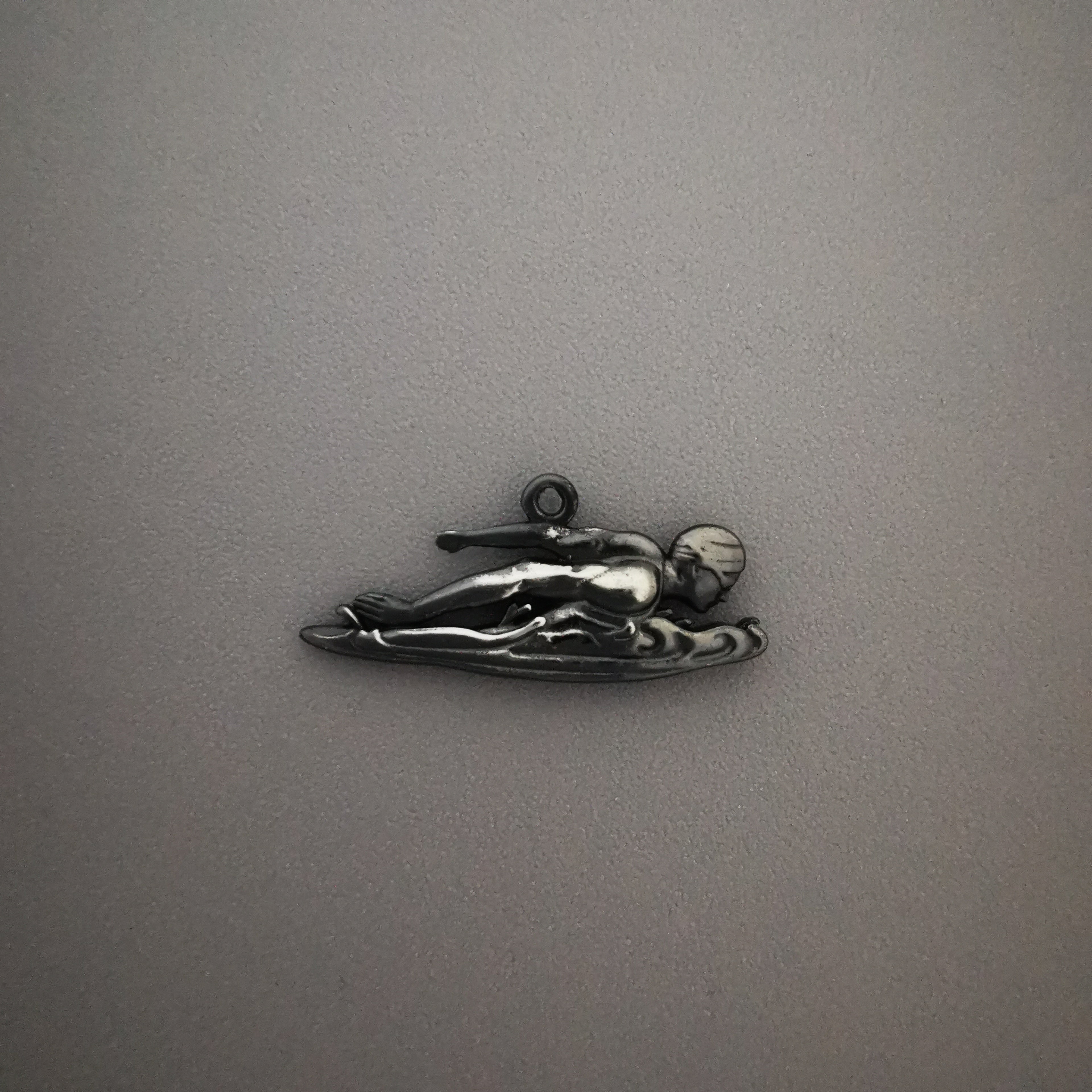 Плувец (бътерфлай) – Мъжки спортен медальон от сребро 925 с частично позлатено покритие – Ръчно изработено спортно бижу – Идеален подарък за мъж, фен на плуването – SSJ