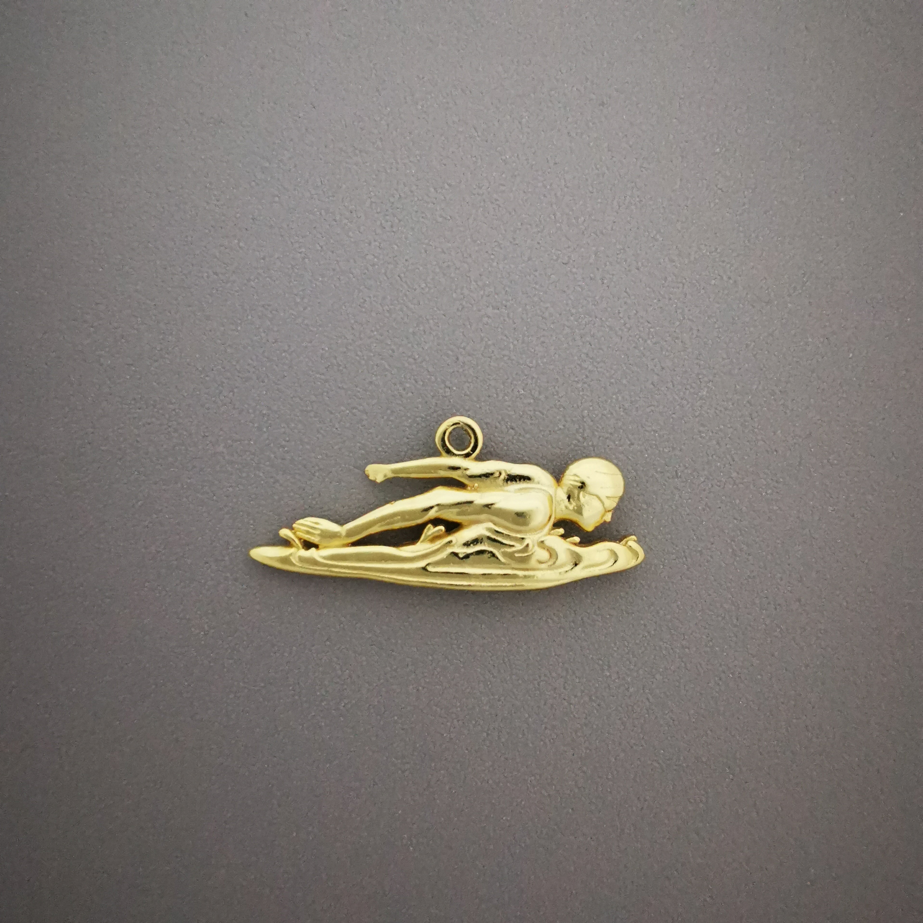 Плувец (бътерфлай) – Мъжки спортен медальон от сребро 925 с частично позлатено покритие – Ръчно изработено спортно бижу – Идеален подарък за мъж, фен на плуването – SSJ