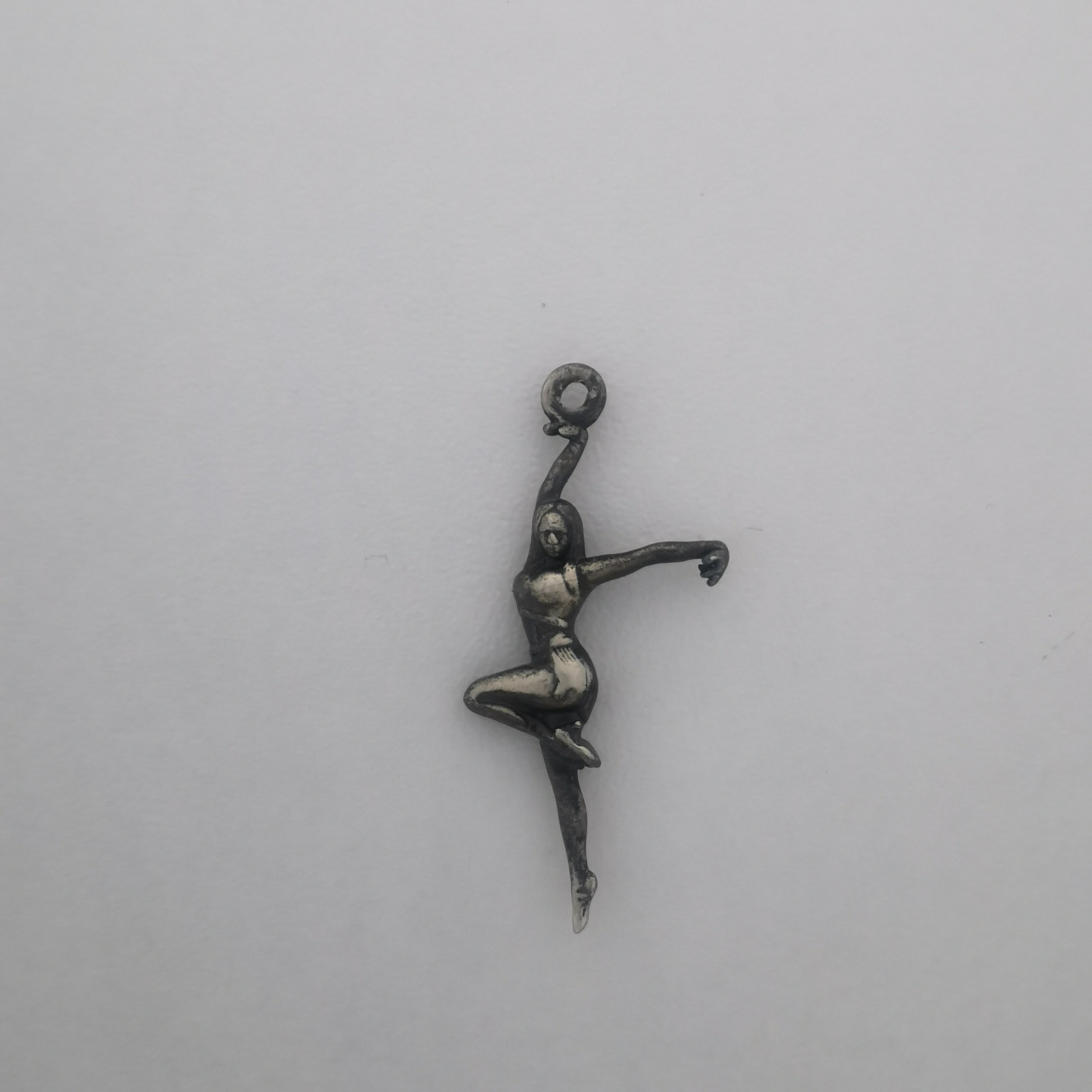 Танцьорка – Дамски спортен медальон от сребро 925 с частично позлатено покритие – Ръчно изработено спортно бижу – Идеален подарък за жена, фенка на спортните танци – SSJ