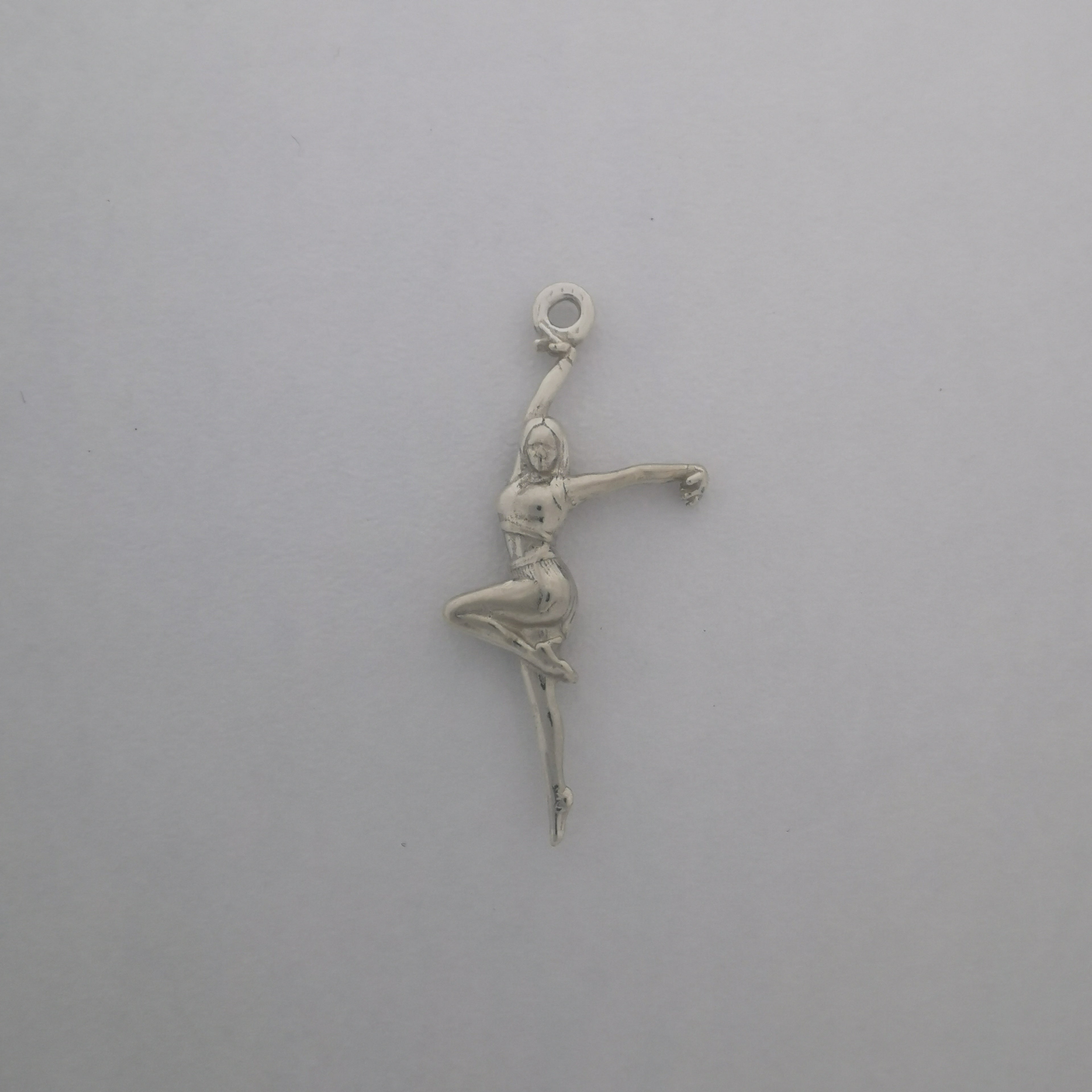 Танцьорка – Дамски спортен медальон в класическо сребро 925 – Ръчно изработено спортно бижу – Идеален подарък за жена, фенка на спортните танци – SSJ