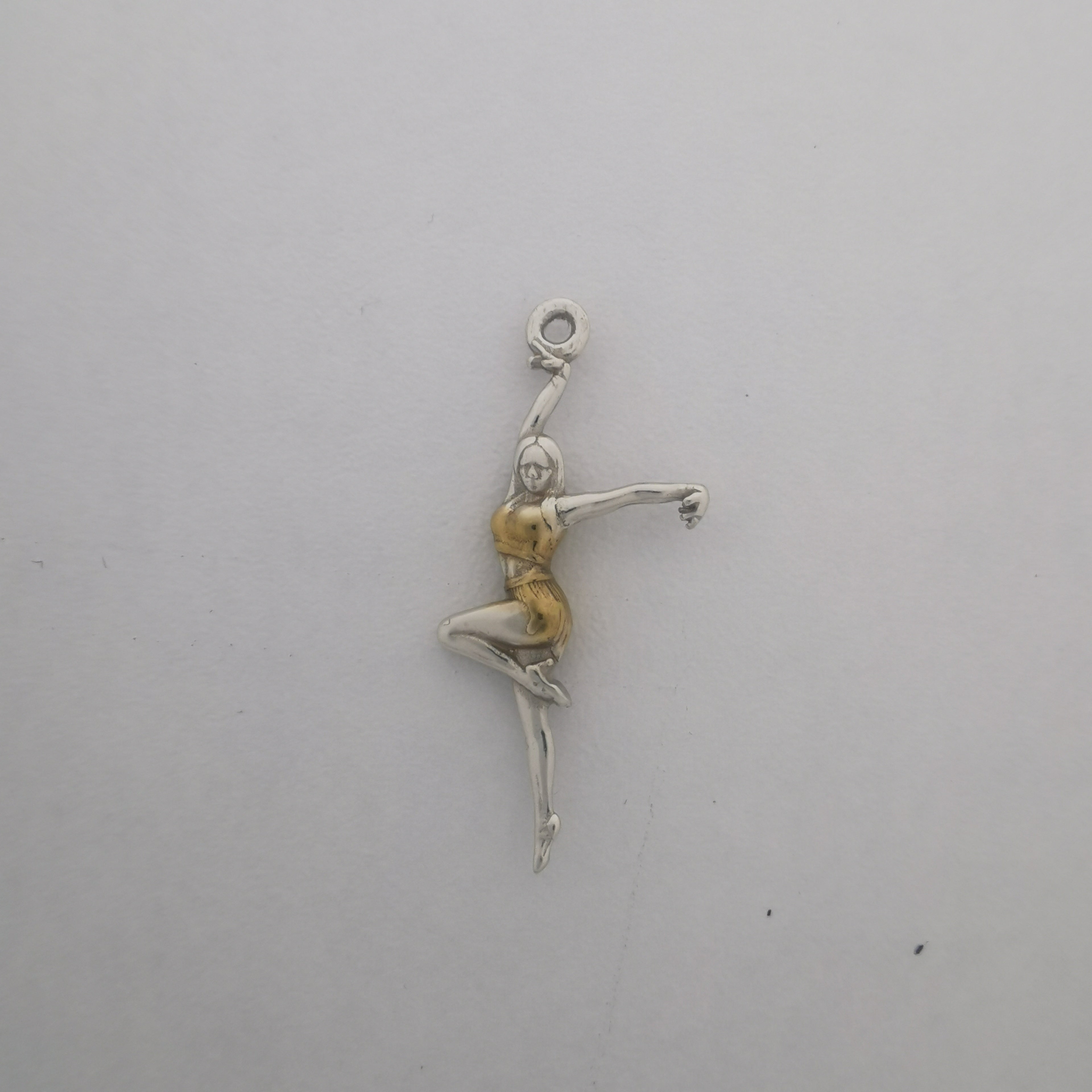 Танцьорка – Дамски спортен медальон от сребро 925 с частично позлатено покритие – Ръчно изработено спортно бижу – Идеален подарък за жена, фенка на спортните танци – SSJ