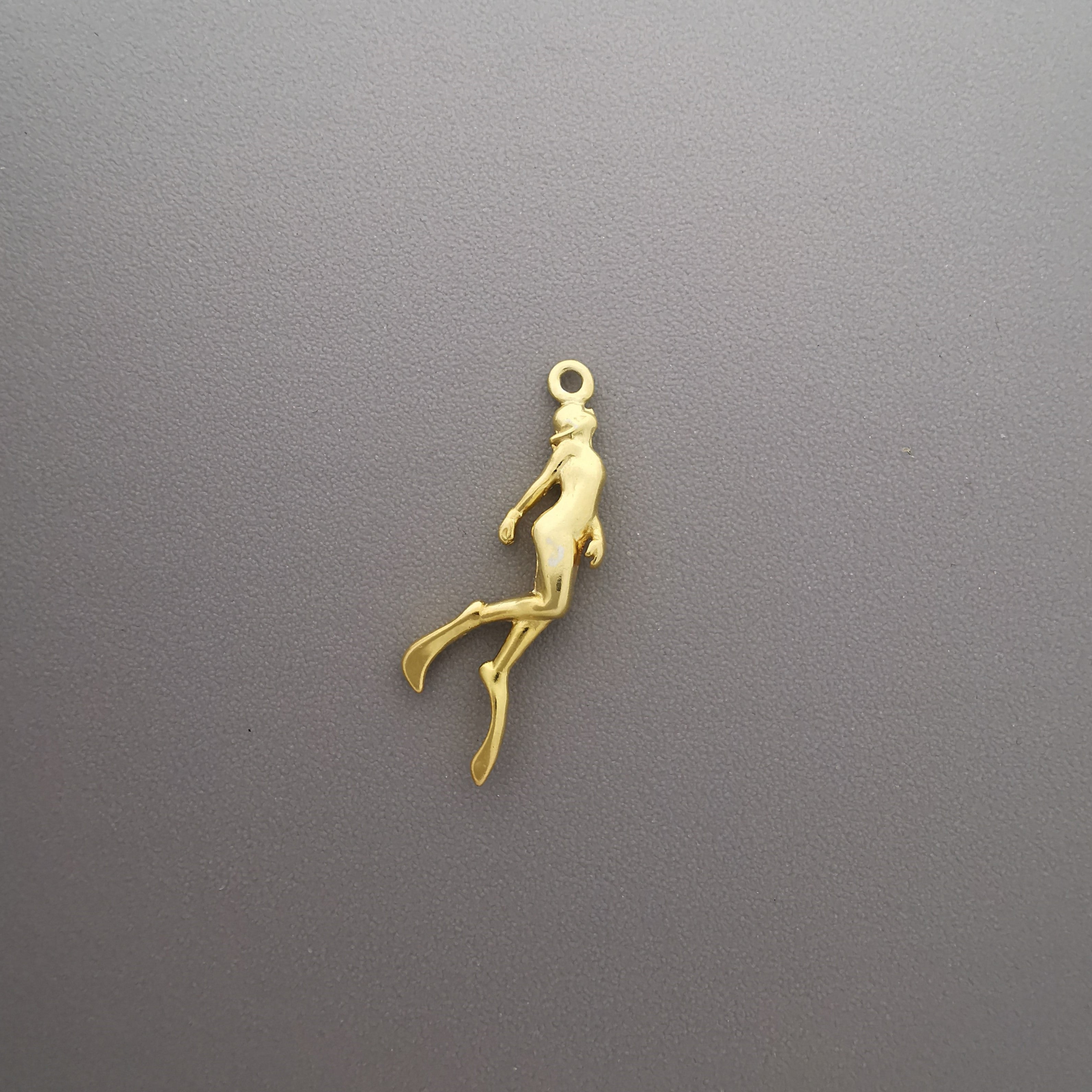 Дайвинг – Дамски медальон Водолаз от сребро 925 с позлатено покритие – Ръчно изработено бижу Гмуркач за любителки на морето и подводния свят – SSJ