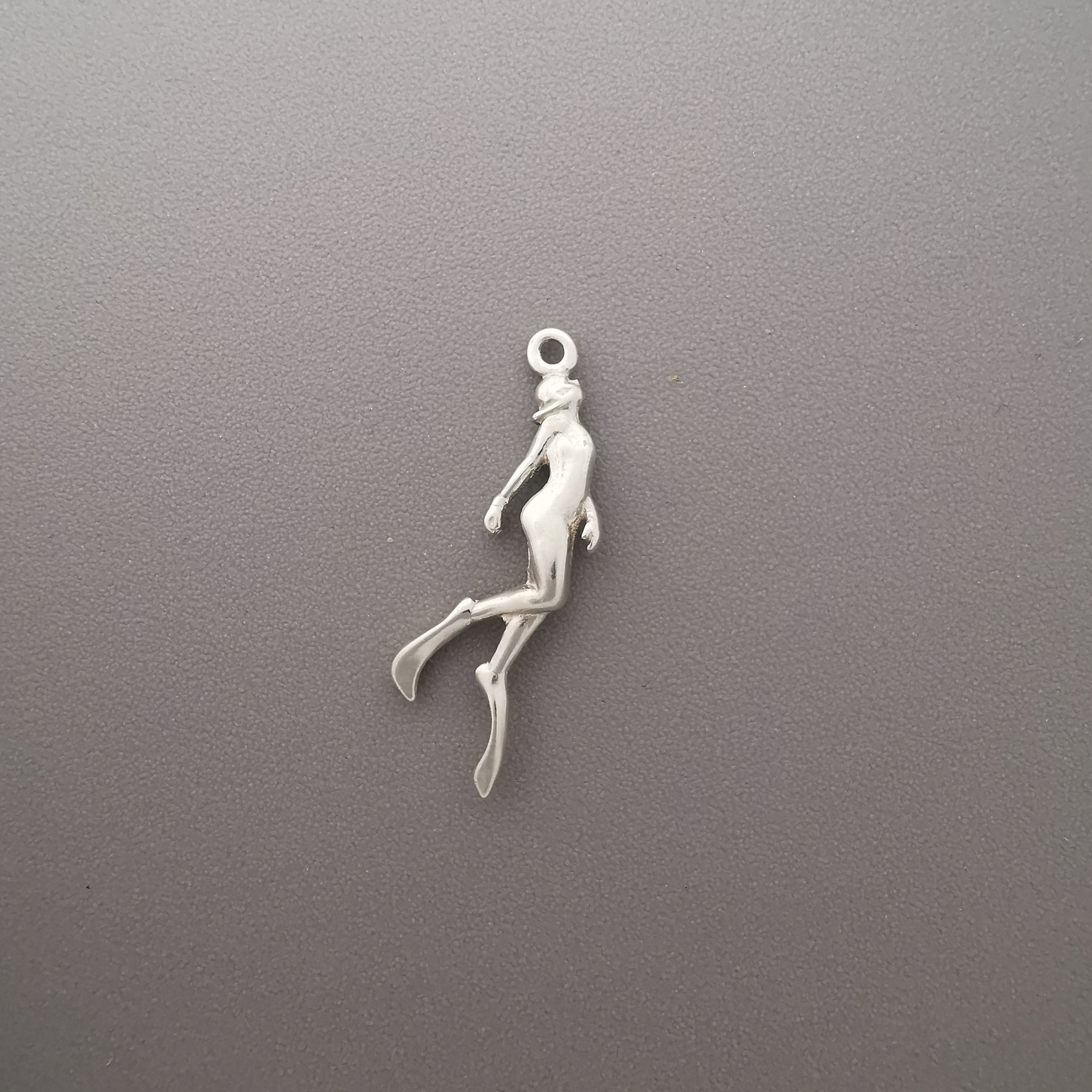 Водолаз – Дамски медальон Гмуркач от сребро 925 с частично позлатено покритие – Ръчно изработено бижу Дайвинг за любителки на морето и подводните приключения – SSJ