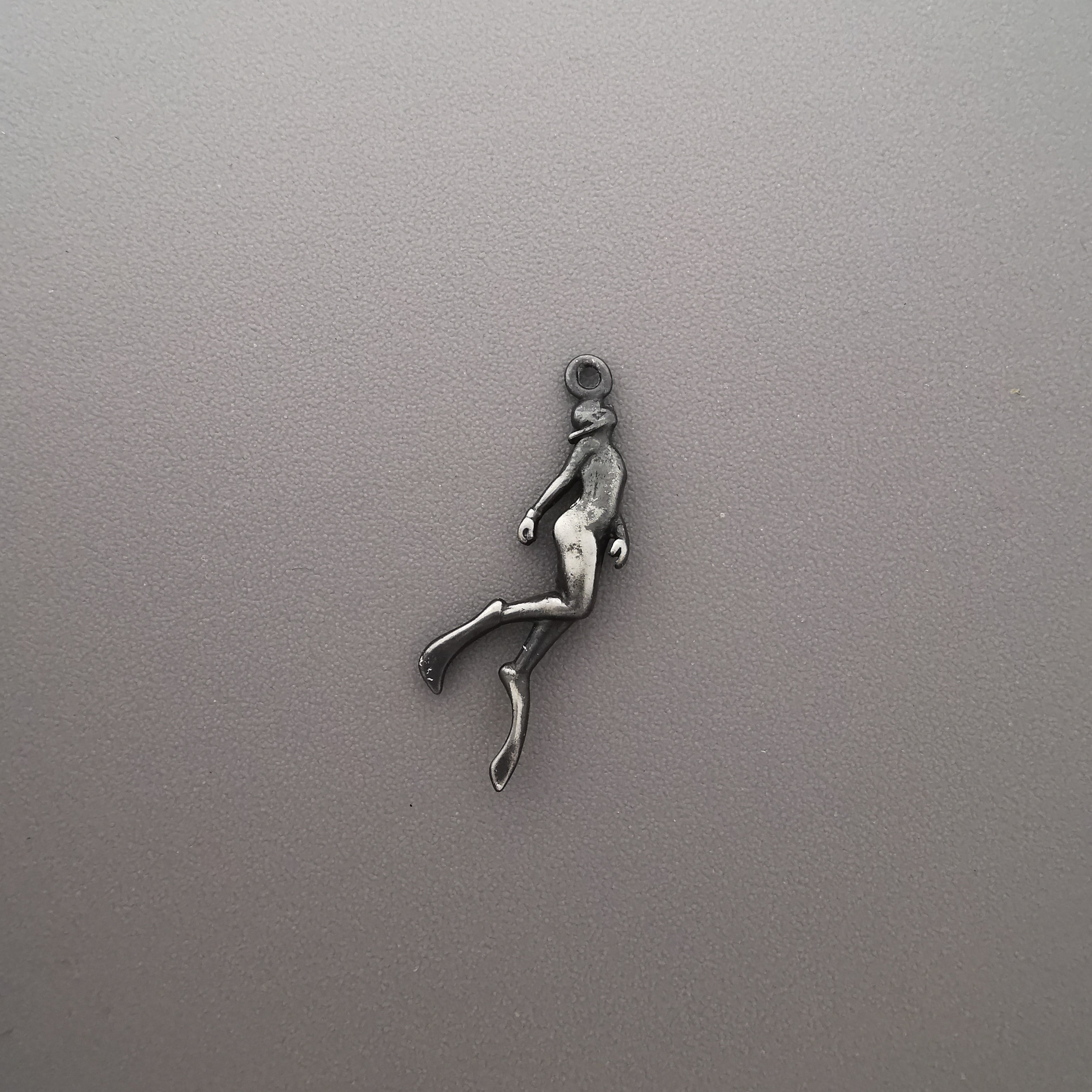 Водолаз – Дамски медальон Гмуркач от сребро 925 с частично позлатено покритие – Ръчно изработено бижу Дайвинг за любителки на морето и подводните приключения – SSJ