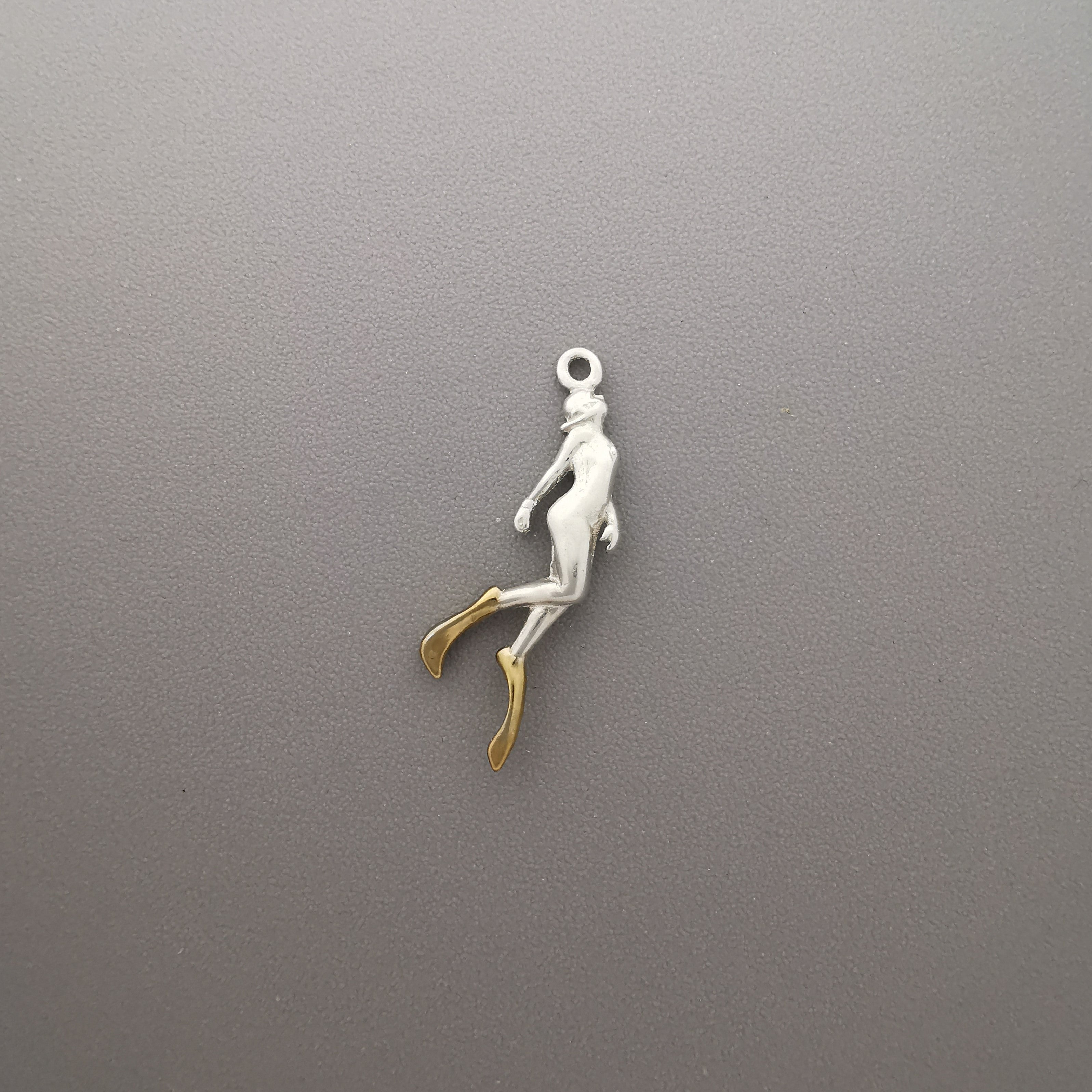 Водолаз – Дамски медальон Гмуркач от сребро 925 с частично позлатено покритие – Ръчно изработено бижу Дайвинг за любителки на морето и подводните приключения – SSJ