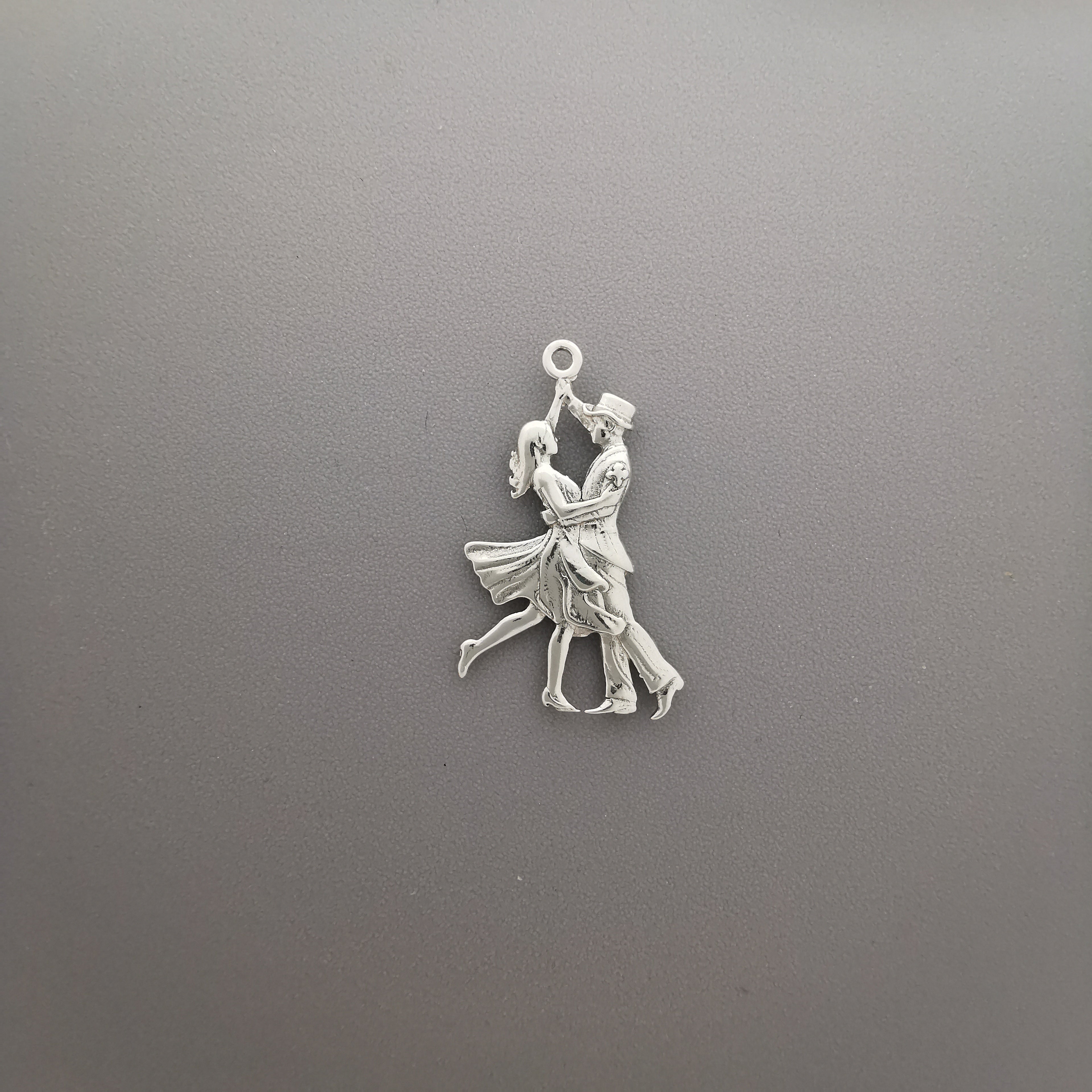 Латино танци – Унисекс спортен медальон от сребро 925 в класическо сребро – Ръчно изработено спортно бижу – Идеален подарък за жена, фенка на спортните танци – SSJ